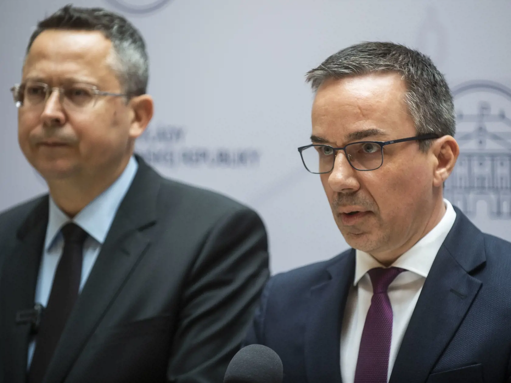 Na snímke zľava minister financií SR Ladislav Kamenický (SMER-SD) a minister práce, sociálnych vecí a rodiny SR Erik Tomáš (HLAS-SD) počas tlačovej konferencie po skončení rokovania Hospodárskej a sociálnej rady 11. decembra 2023 v Bratislave. FOTO TASR - Pavel Neubauer	