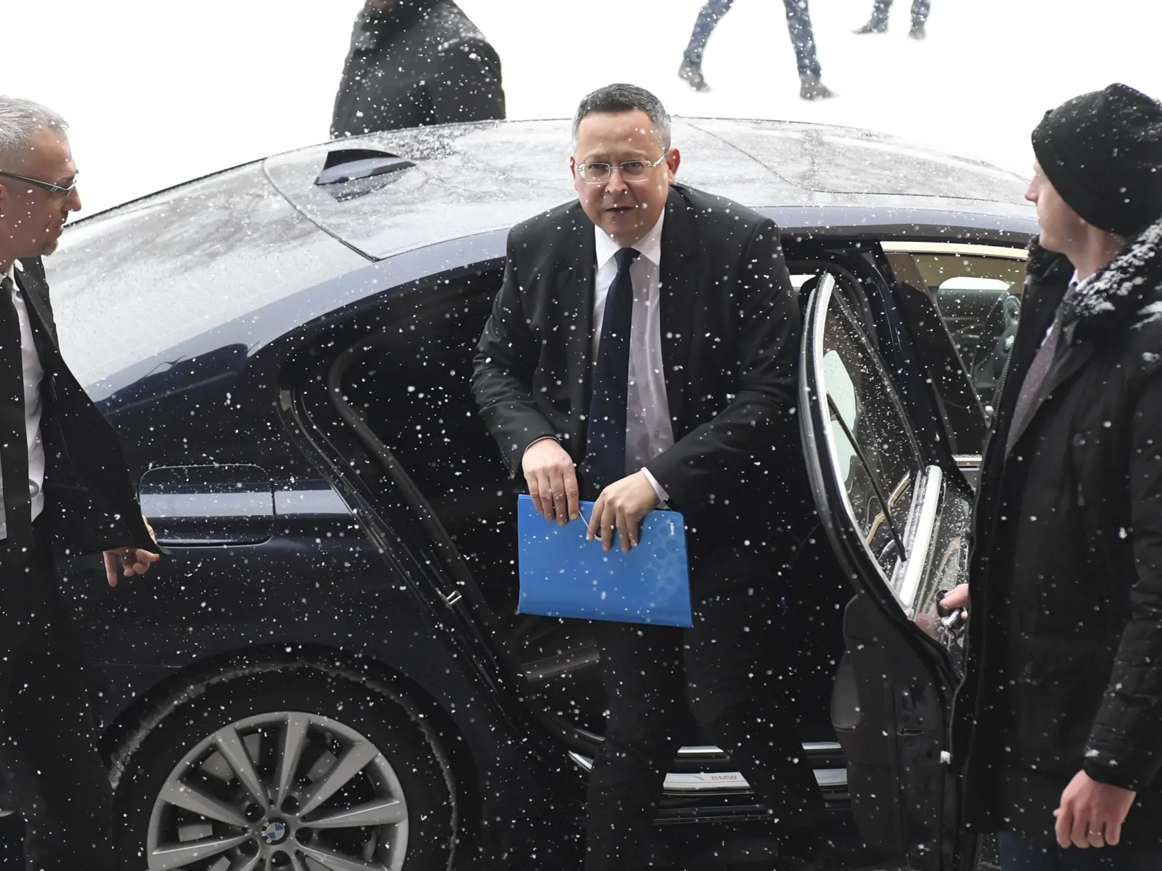 Na snímke minister financií SR Ladislav Kamenický (Smer-SD) prichádza na výjazdové rokovanie vlády SR na Obecný úrad v obci Kamenica nad Cirochou v okrese Humenné v utorok 23. januára 2024. Predmetom v poradí druhého výjazdového rokovania vlády Roberta Fica budú pomoc so zmiernením následkov zemetrasenia v Prešovskom samosprávnom kraji (PSK), východiská pre zdokonalenie pripravenosti na riešenie mimoriadnych situácií i návrhy na zlepšenie podmienok v hospodárskej a sociálnej oblasti. Program rok