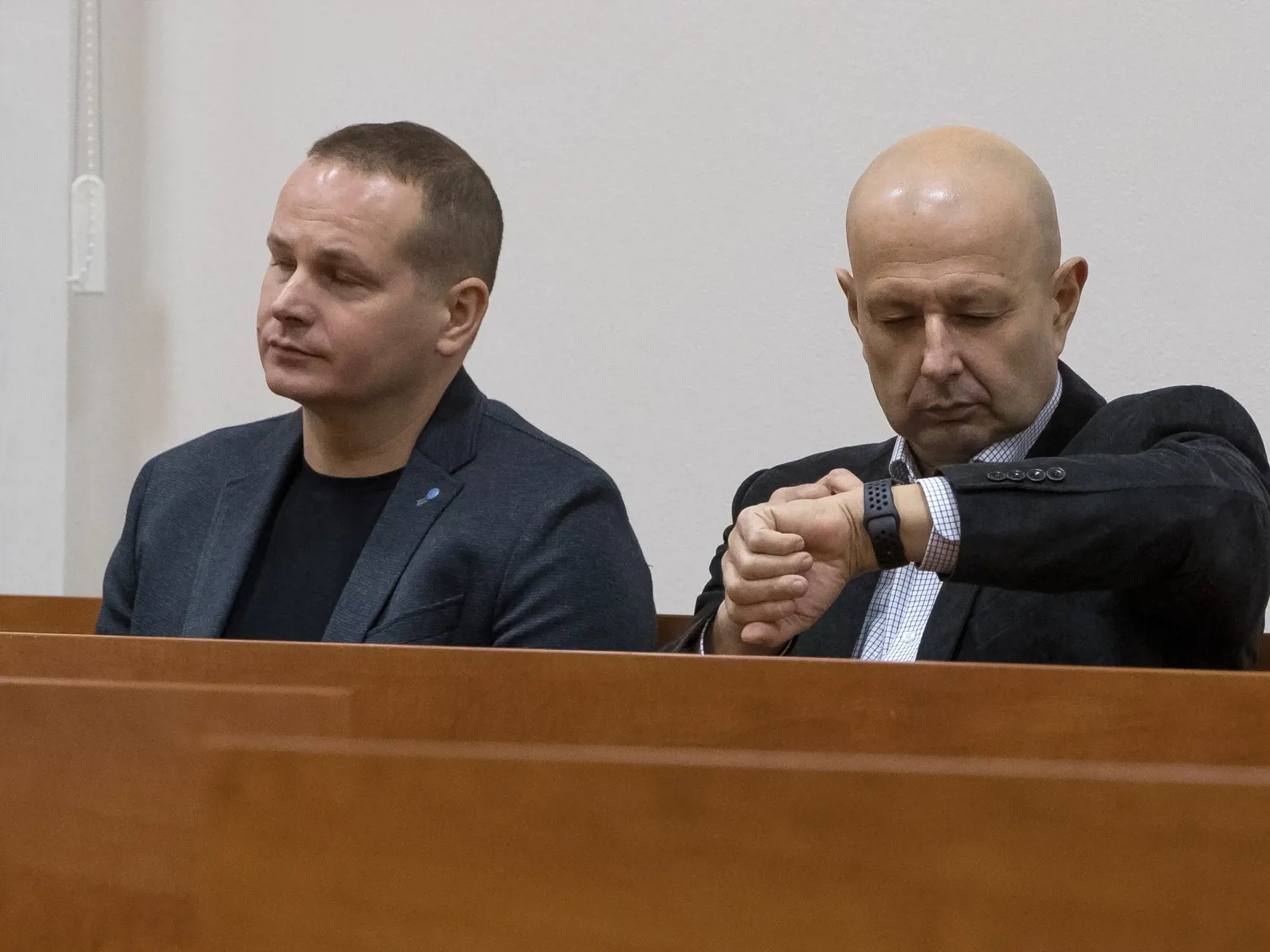 Tretie pojednávanie na Špecializovanom trestnom súde v Pezinku vo veci vraždy investigatívneho novinára Jána Kuciaka a jeho snúbenice Martiny Kušnírovej. Na snímke zľava je svedok Štefan Mlynarčík a Miroslav Kriak, ktorých výpovede boli pre nedostatok času preložené na neskorší termín.