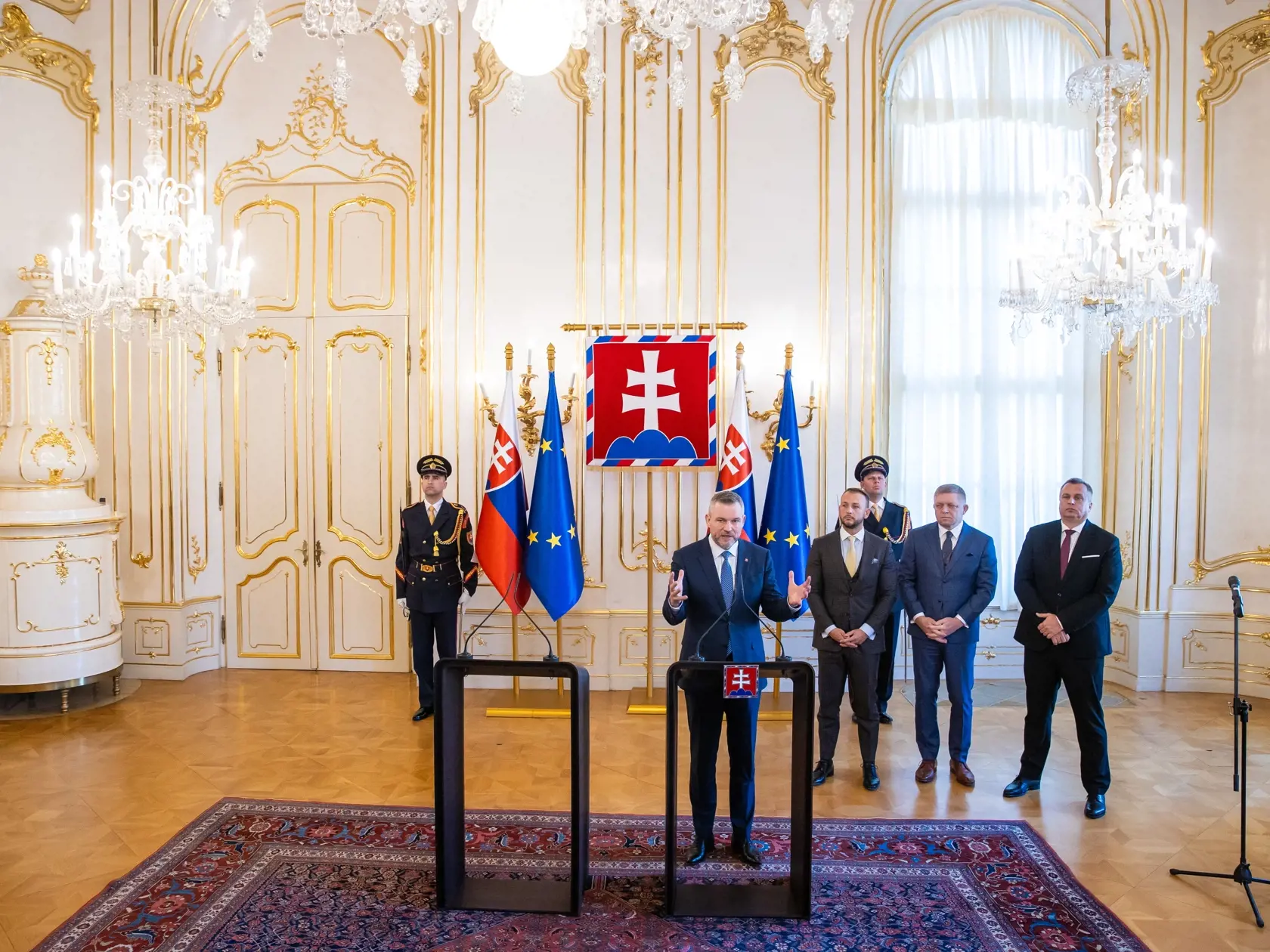Stretnutie politických strán k zahraničnopolitickej orientácii Slovenska s prezidentom SR v prezidentskom paláci. Na snímke je zľava prezident SR Peter Pellegrini, minister vnútra Matúš Šutaj Eštok, predseda vlády SR Robert Fico a Andrej Danko.