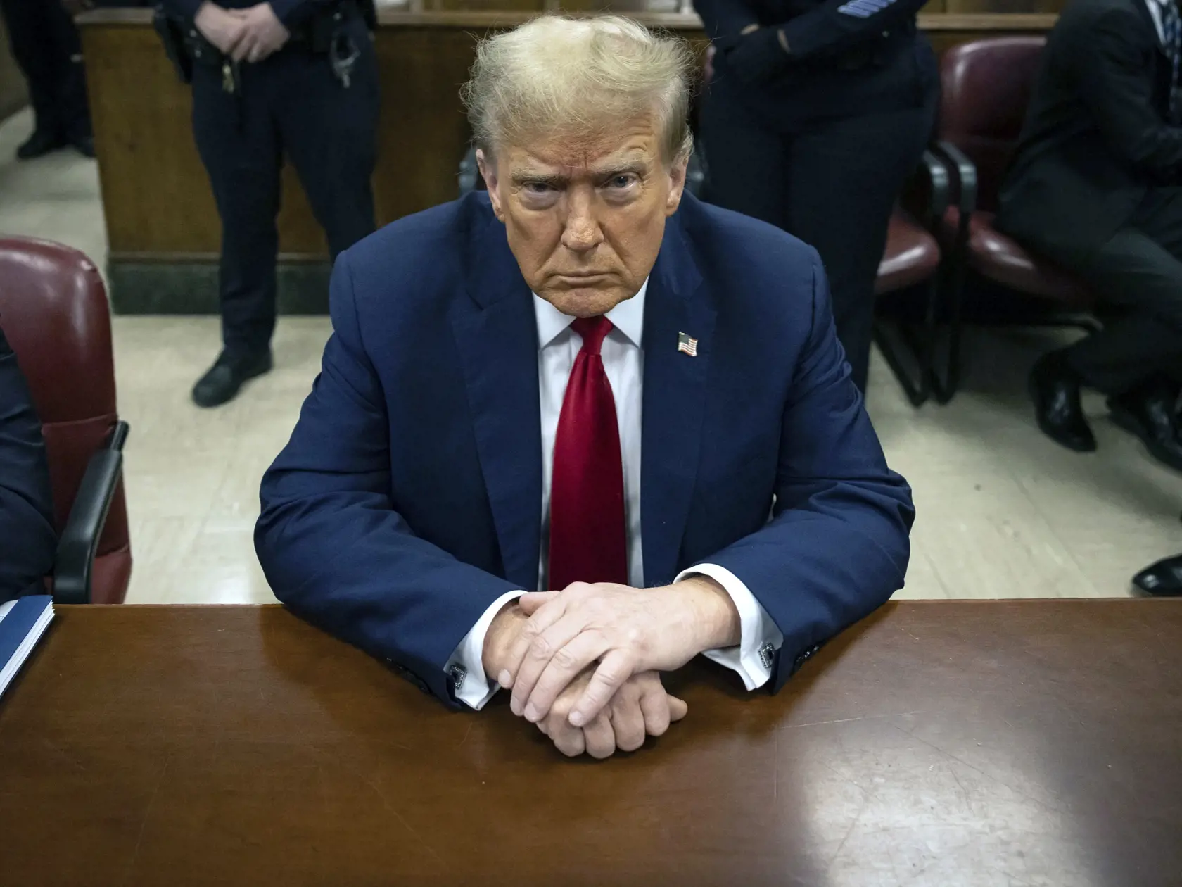 Na archívnej snímke z 23. apríla 2024 bývalý americký prezident Donald Trump čaká na začiatok pojednávania na trestnom súde na Manhattane v New Yorku. Zvolený americký prezident Donald Trump zopakoval, že najväčšej japonskej oceliarskej spoločnosti Nippon Steel nedovolí, aby prevzala svojho amerického konkurenta U. S. Steel.