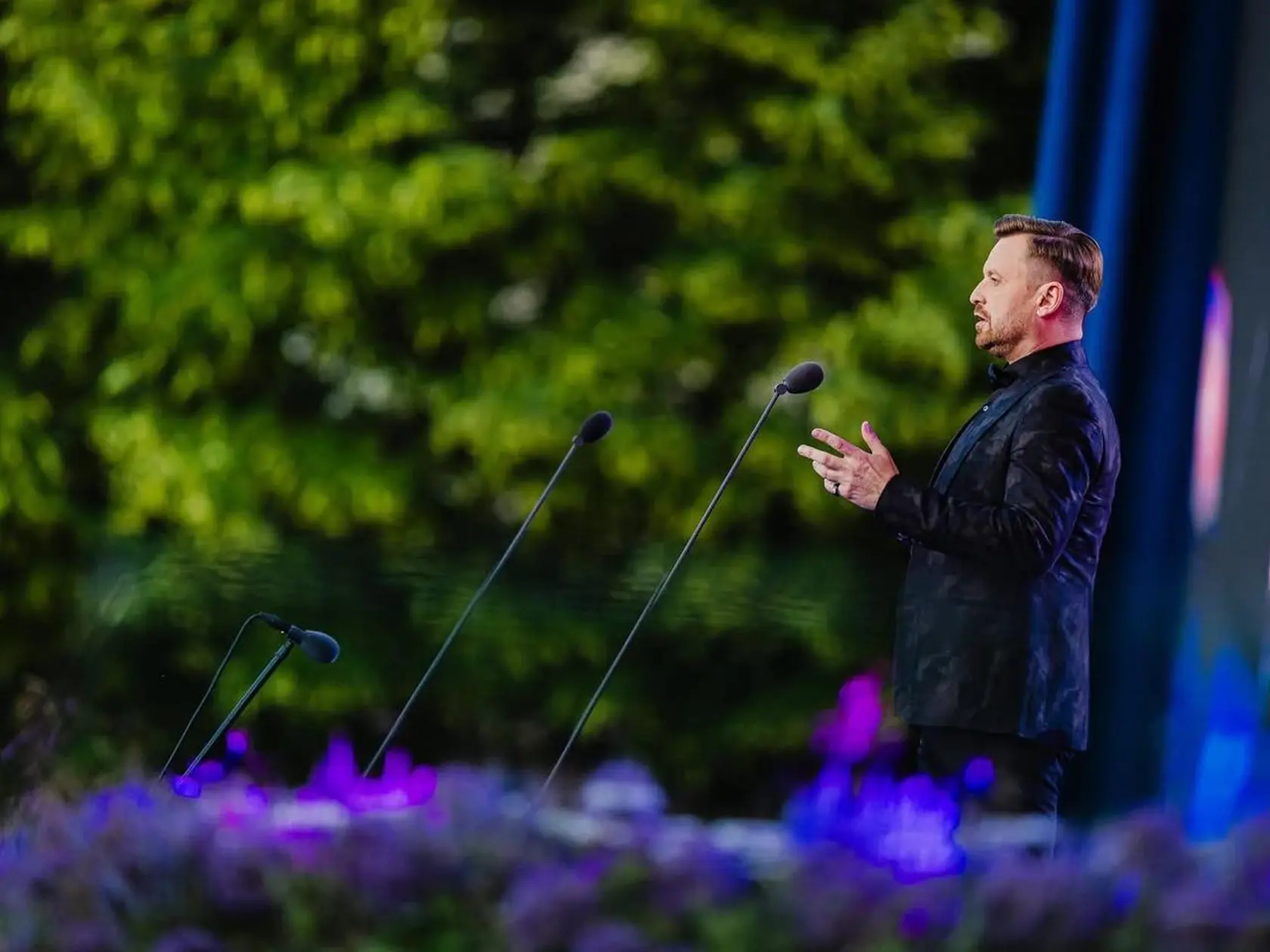 "Prezident SR Peter Pellegrini otvoril záhradu svojho sídla pre výnimočný galavečer Slovenskej filharmónie. Pod taktovkou Daniela Raiskina zazneli skvosty klasickej hudby v podaní filharmonického orchestra, zboru, tenoristu Pavla Bršlíka, Michala Červienku a mladej saxofonistky Soni Širokej," pochválil sa štátny tajomník ministerstva školstva Róbert Zsembera. 