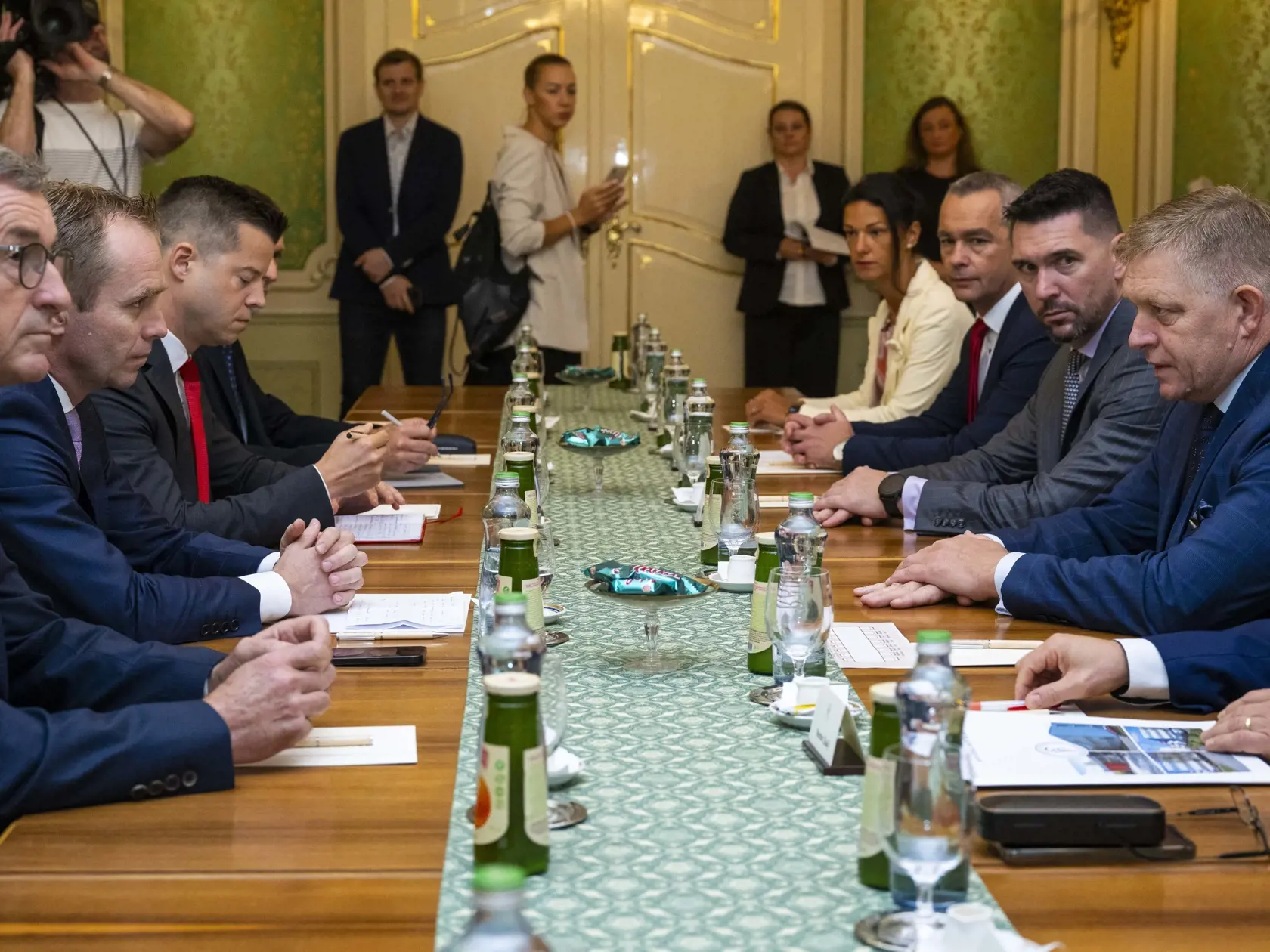 Na snímke zľava predseda predstavenstva Coop Jednota Ján Bilinský, prezident Zväzu obchodu SR Filip Kasana, predseda Slovenskej aliancie moderného obchodu (SAMO) Martin Krajčovič a vpravo premiér SR Robert Fico (Smer-SD) a minister pôdohospodárstva a rozvoja vidieka SR Richard Takáč (Smer-SD) počas dnešného stretnutia na Úrade vlády.