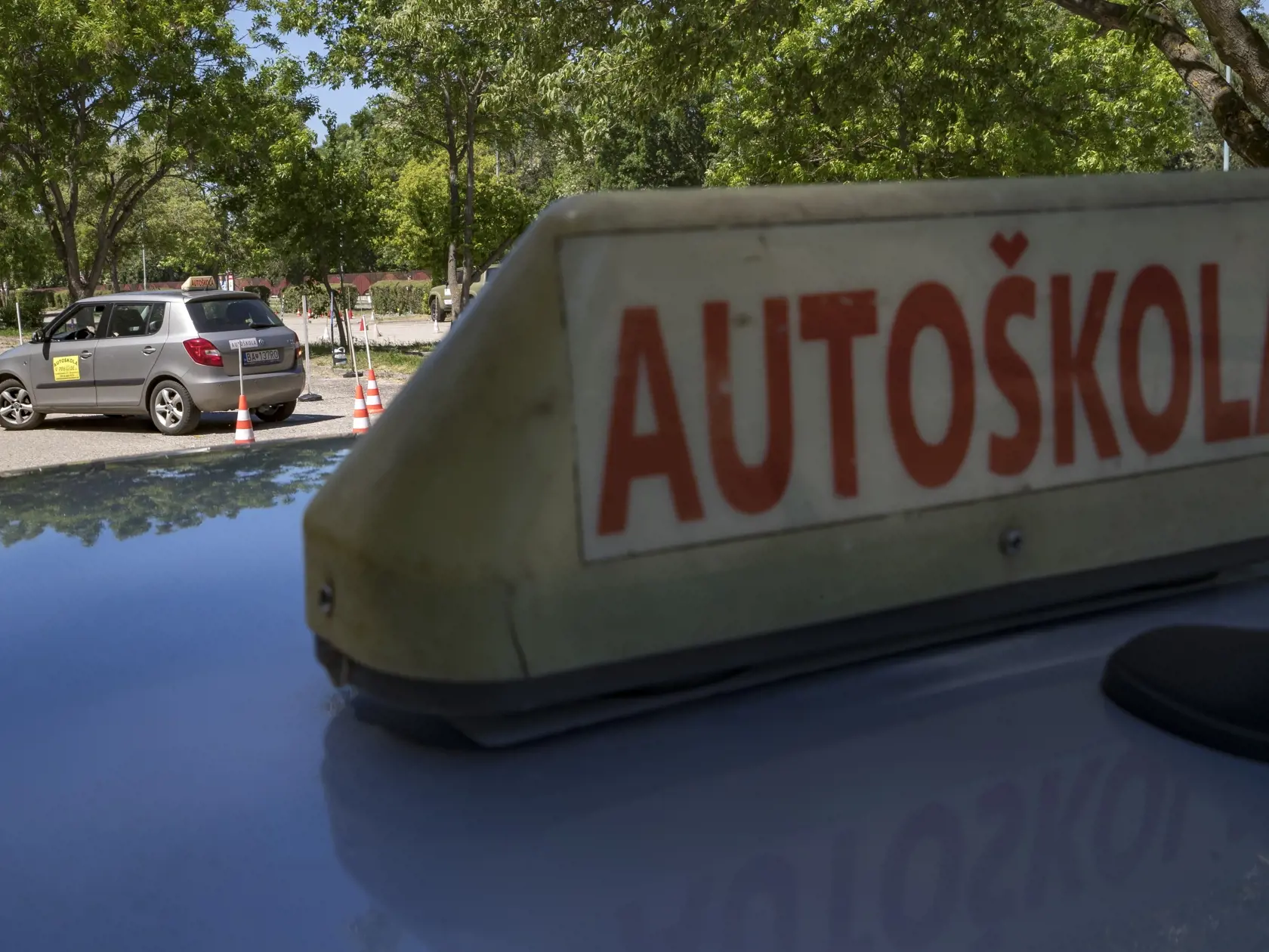 Rozhovor s instruktorom autoskoly Jozefom Danadaiom o povinnych zmenach v prevadzkovani vodicskych kurzov, ktore viedli k navyseniu poplatkov.