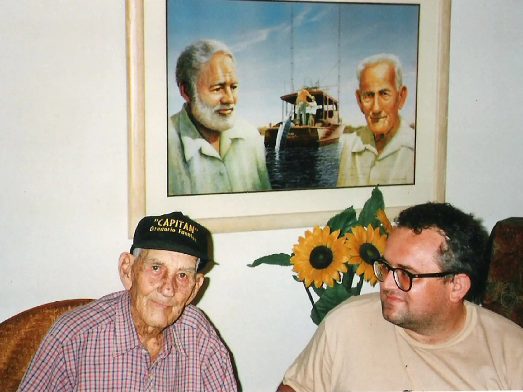 Středa na archívnej snímke s námorníkom Gregoriom Fuentesom. Práve on mal byť inšpiráciou Ernestovi Hemingwayovi pri napísaní knihy Starec a more.