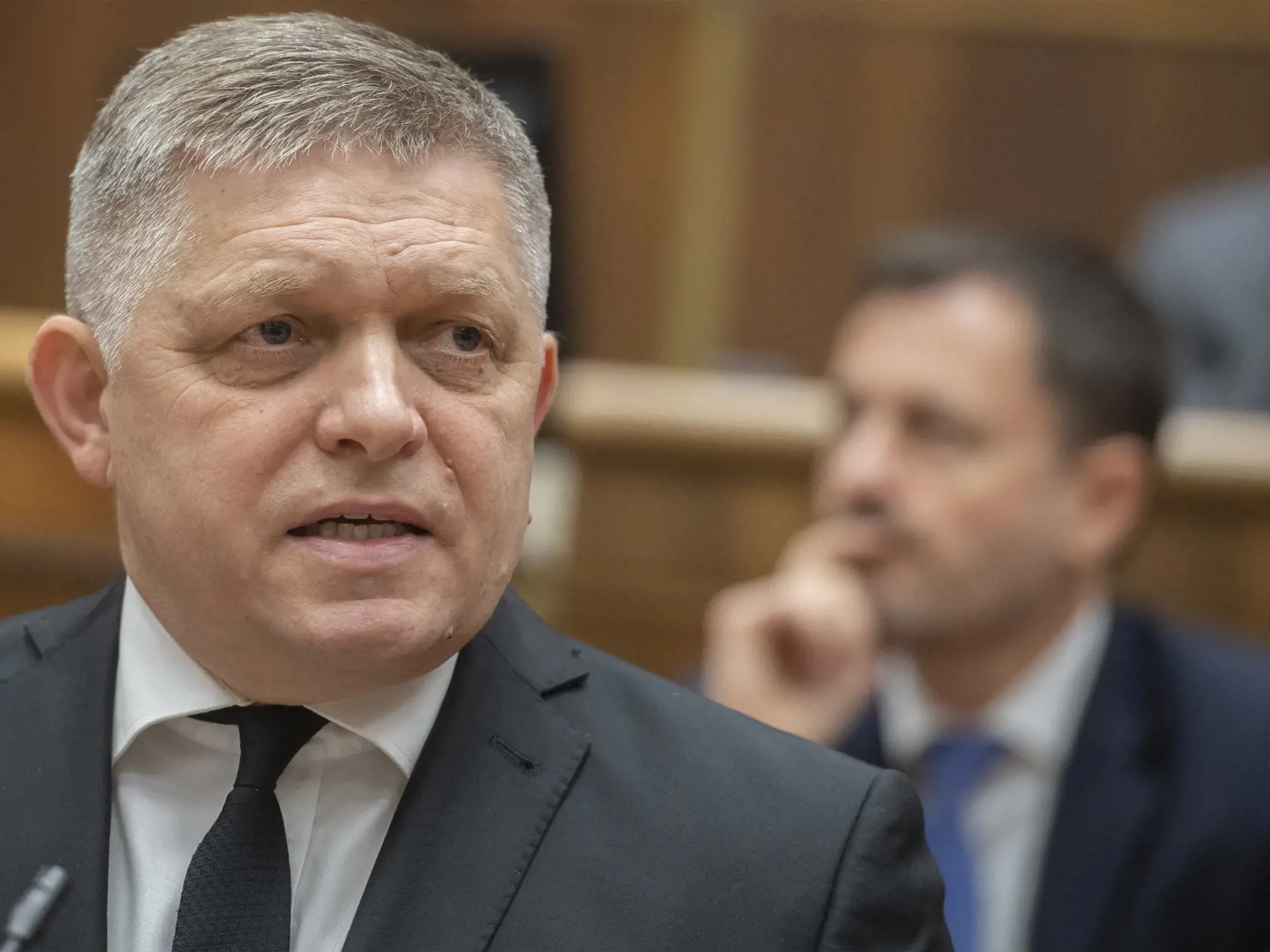 Na snímke v pozadí predseda vlády SR Eduard Heger (OĽANO) a v popredí opozičný poslanec Robert Fico (Smer-SD) počas mimoriadnej schôdze parlamentu v Bratislave v utorok 15. novembra 2022. Poslanci Národnej rady (NR) SR v utorok otvorili mimoriadnu schôdzu, na ktorej má opätovne čeliť odvolávaniu minister vnútra Roman Mikulec (OĽANO). Rokovanie inicioval opozičný Smer-SD, Mikulcovi vyčíta nezvládanie migračnej krízy a kritizuje aj riadenie rezortu. Slovensko podľa Mikulca migračnú vlnu zvláda dob