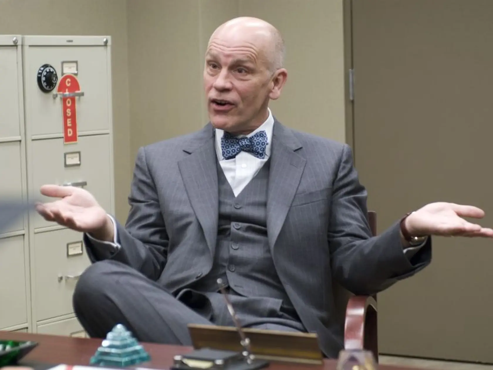 John Malkovich hrá dôstojníka CIA Osborna Coxa.
