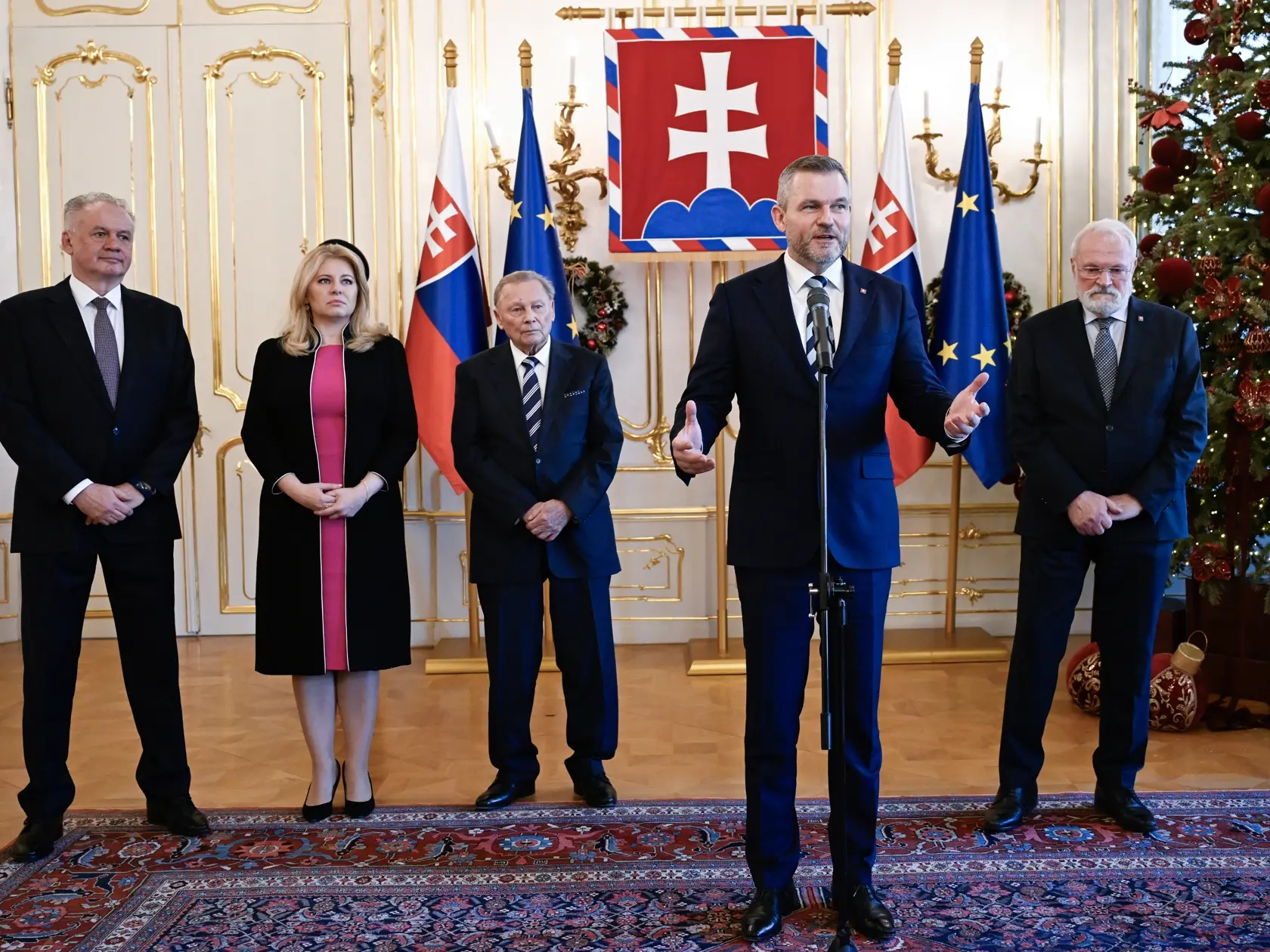Na snímke bývalí prezidenti SR zľava Andrej Kiska, Zuzana Čaputová, Rudolf Schuster, súčasná hlava štátu Peter Pellegrini a Ivan Gašparovič počas záverečného vyjadrenia po tradičnom novoročnom obede v pondelok 13. januára 2025 v Prezidentskom paláci v Bratislave. FOTO TASR - Pavel Neubauer


