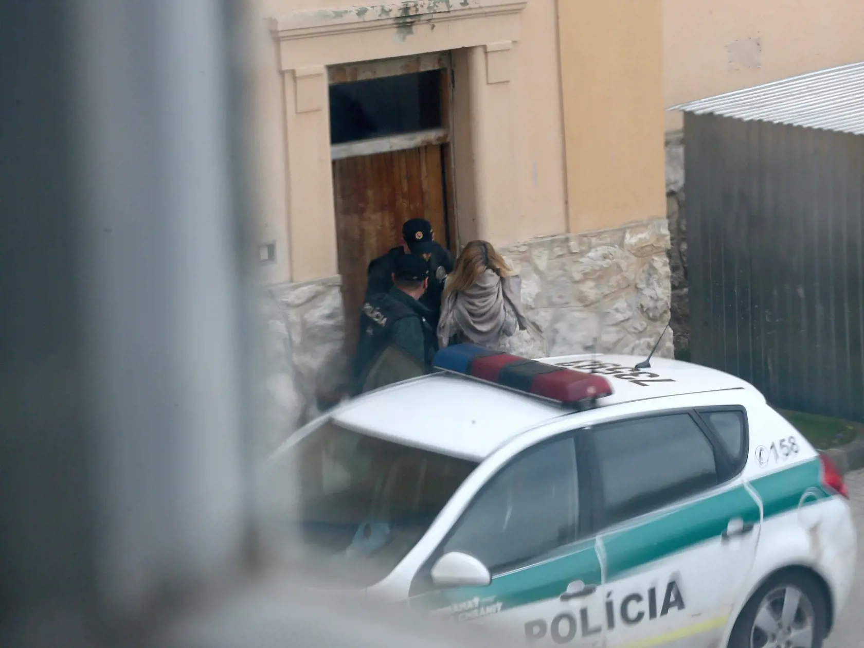 Regióny: Modelka Mária Kukučová prichádza v sprievode policajnej eskorty z cely predbežného zadržania krajského riaditeľstva policajného zboru v Trenčíne do budovy krajského súdu v Trenčíne, kde súd pojednával o jej predbežnom vzatí do väzby.