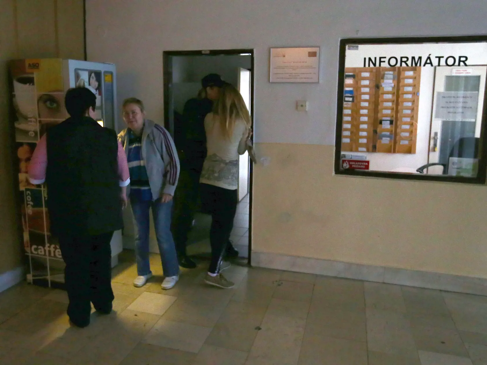 Regióny: Mária Kukučová obvinená z vraždy v Španielsku prichádza v sprievode policajnej eskorty do budovy krajského riaditeľstva v Trenčíne, kde si počká na rozhodnutie súdu o návrhu o vydávacej väzbe.