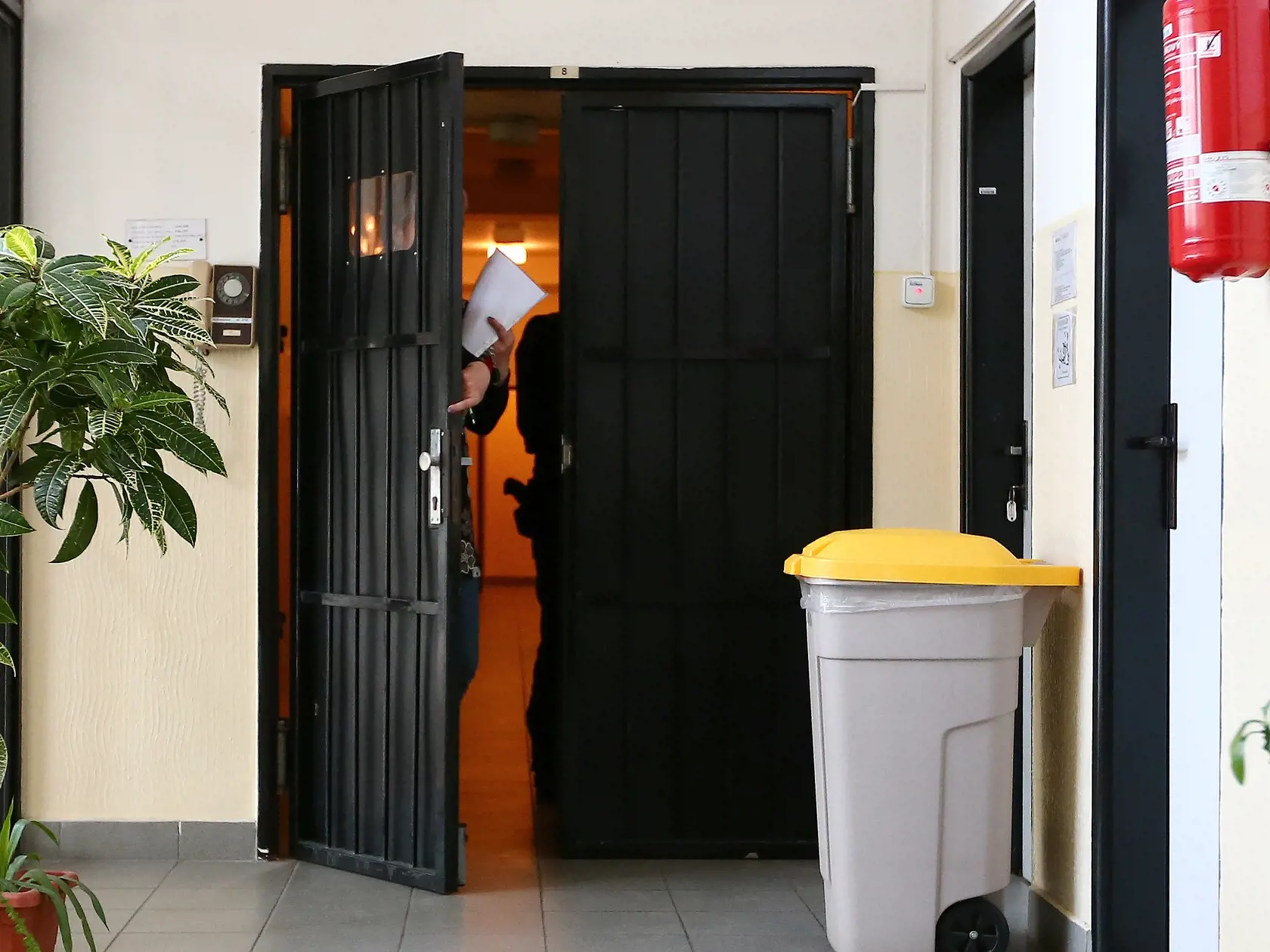 Regióny: Mária Kukučová obvinená z vraždy v Španielsku prichádza v sprievode policajnej eskorty do budovy krajského riaditeľstva v Trenčíne, kde si počká na rozhodnutie súdu o návrhu o vydávacej väzbe.