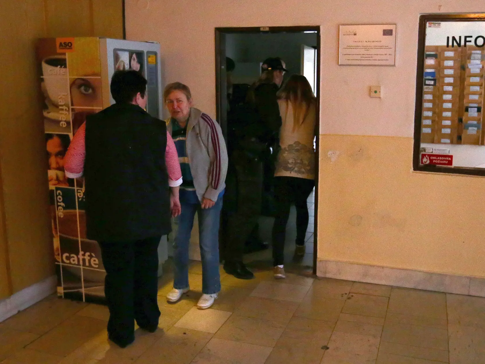 Regióny: Mária Kukučová obvinená z vraždy v Španielsku prichádza v sprievode policajnej eskorty do budovy krajského riaditeľstva v Trenčíne, kde si počká na rozhodnutie súdu o návrhu o vydávacej väzbe.