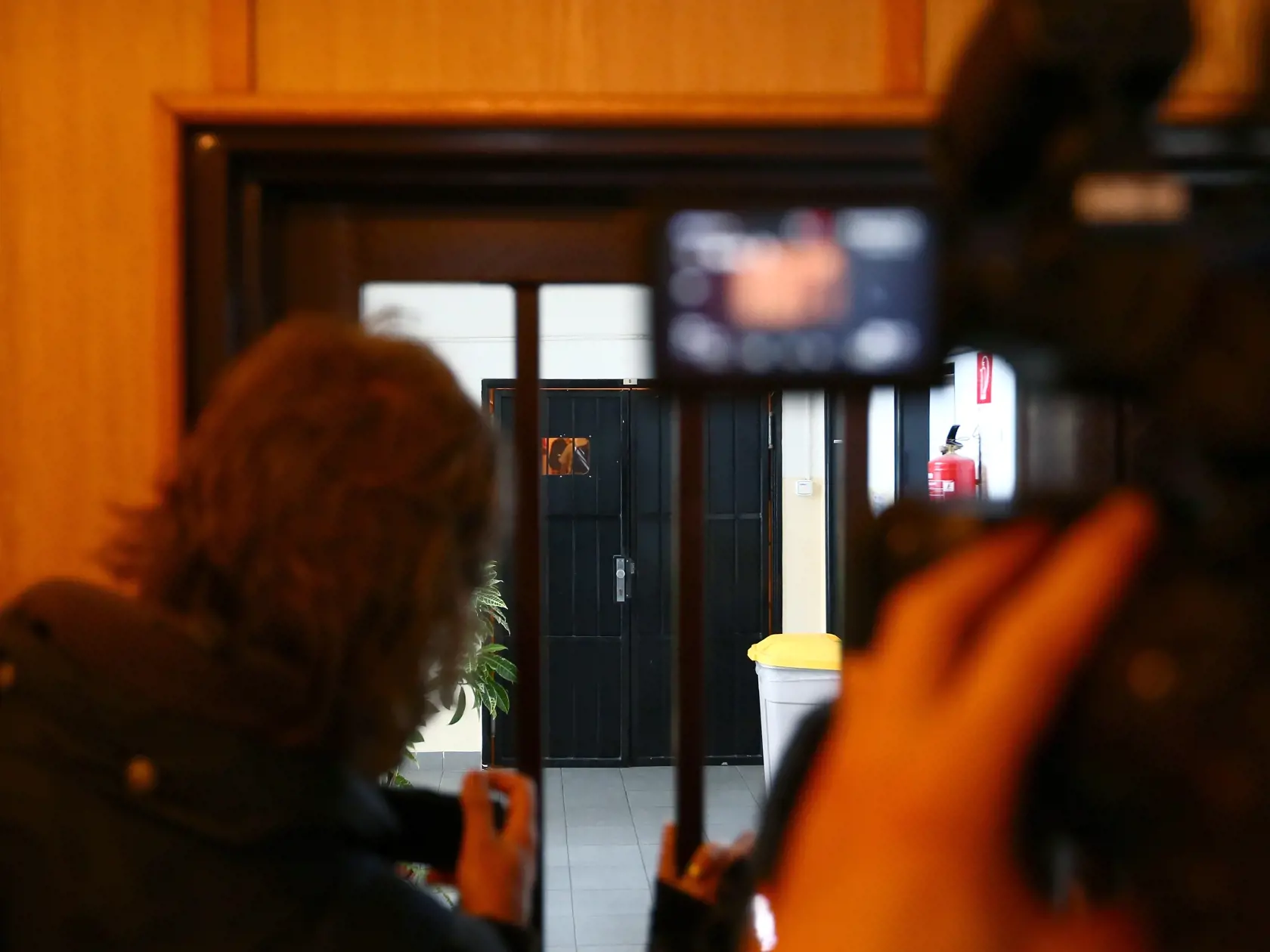 Regióny: Mária Kukučová obvinená z vraždy v Španielsku prichádza v sprievode policajnej eskorty do budovy krajského riaditeľstva v Trenčíne, kde si počká na rozhodnutie súdu o návrhu o vydávacej väzbe.