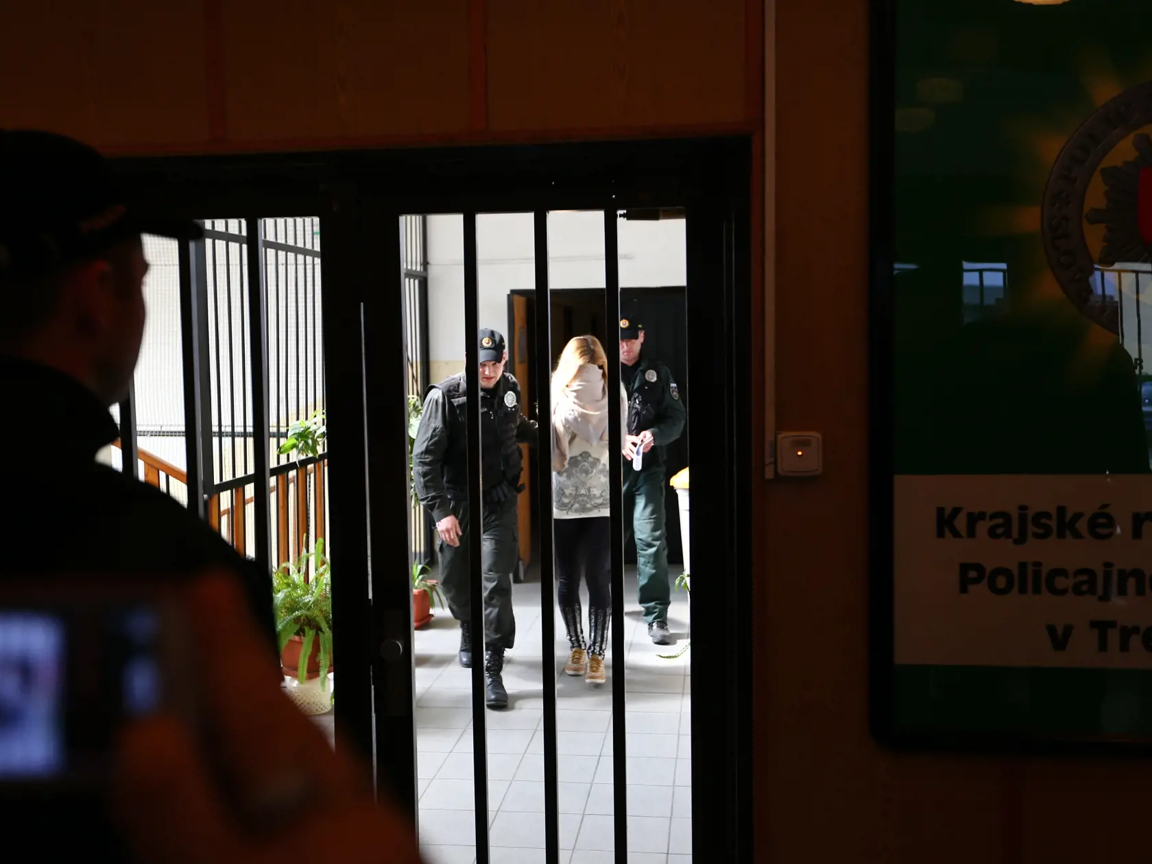 Regióny: Modelka Mária Kukučová prichádza v sprievode policajnej eskorty z cely predbežného zadržania krajského riaditeľstva policajného zboru v Trenčíne do budovy krajského súdu v Trenčíne, kde súd pojednával o jej predbežnom vzatí do väzby.