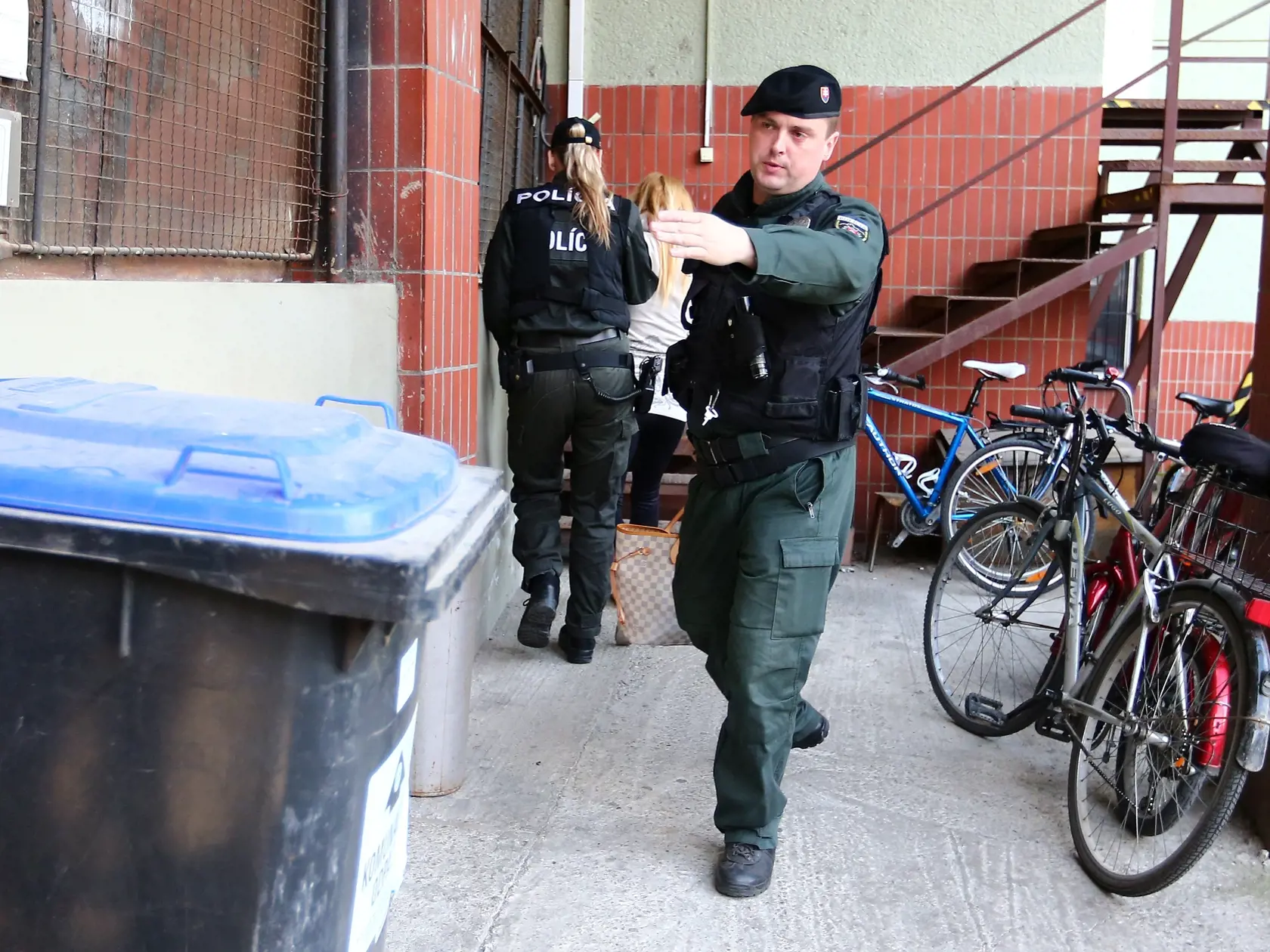 Regióny: Mária Kukučová obvinená z vraždy v Španielsku prichádza v sprievode policajnej eskorty do budovy krajského riaditeľstva v Trenčíne, kde si počká na rozhodnutie súdu o návrhu o vydávacej väzbe.