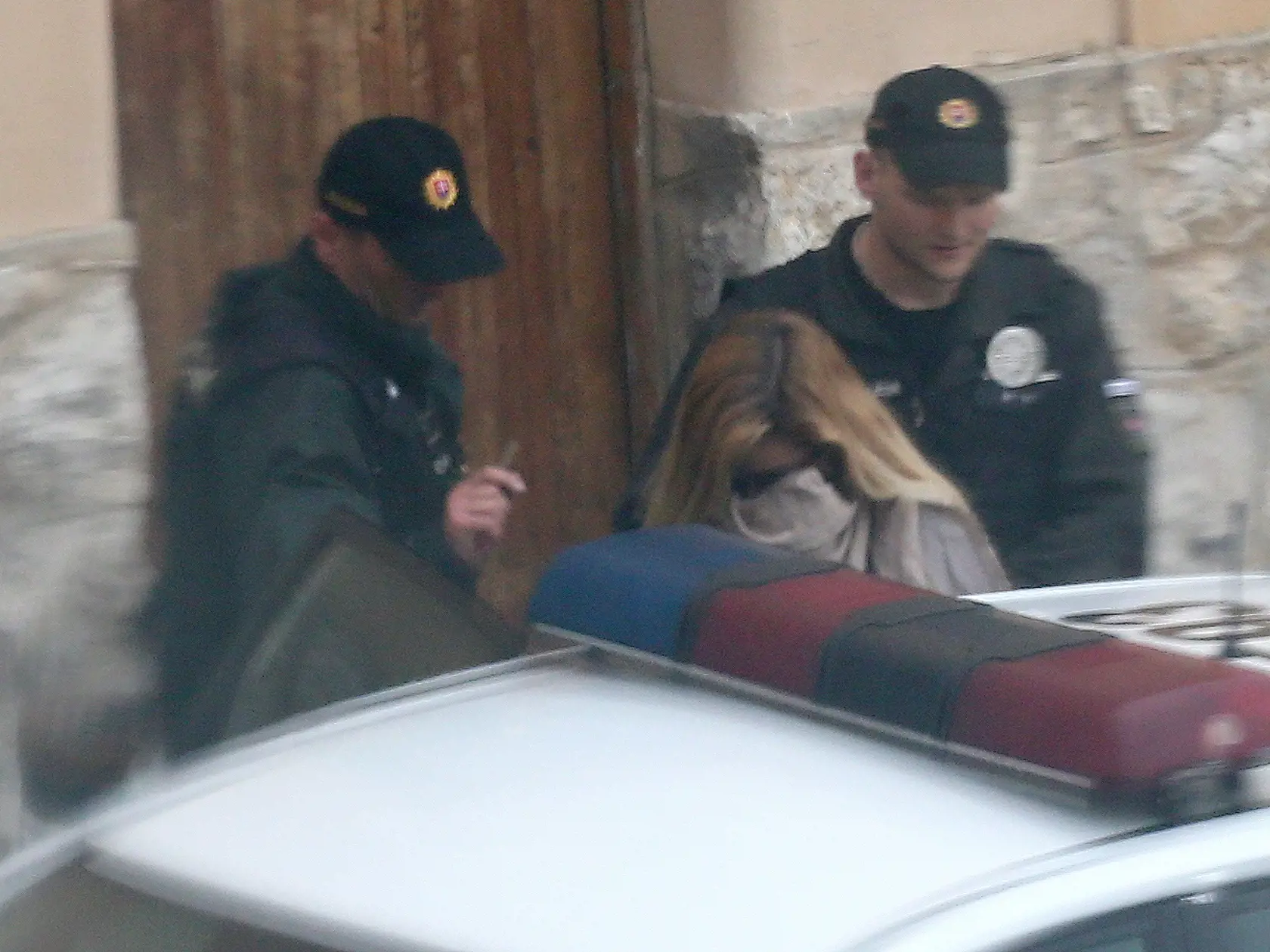 Regióny: Modelka Mária Kukučová prichádza v sprievode policajnej eskorty z cely predbežného zadržania krajského riaditeľstva policajného zboru v Trenčíne do budovy krajského súdu v Trenčíne, kde súd pojednával o jej predbežnom vzatí do väzby.