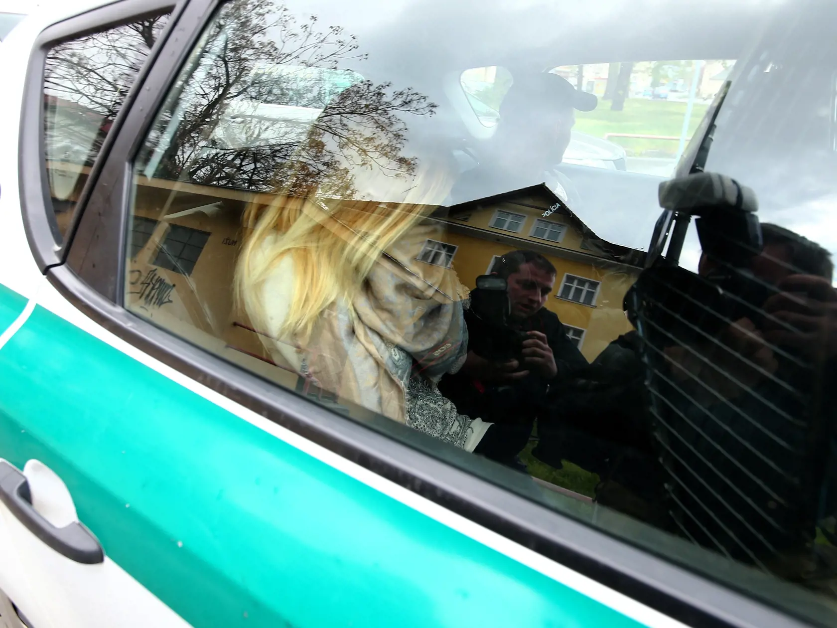 Regióny: Modelka Mária Kukučová prichádza v sprievode policajnej eskorty z cely predbežného zadržania krajského riaditeľstva policajného zboru v Trenčíne do budovy krajského súdu v Trenčíne, kde súd pojednával o jej predbežnom vzatí do väzby.