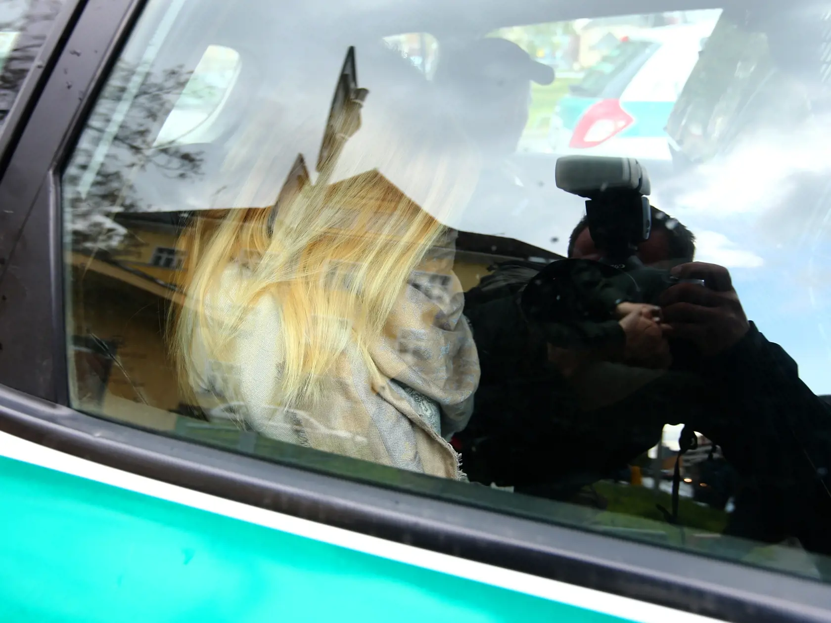 Regióny: Modelka Mária Kukučová prichádza v sprievode policajnej eskorty z cely predbežného zadržania krajského riaditeľstva policajného zboru v Trenčíne do budovy krajského súdu v Trenčíne, kde súd pojednával o jej predbežnom vzatí do väzby.