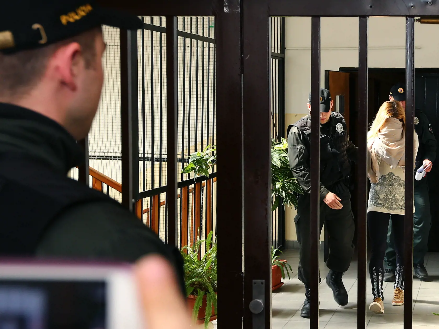 Regióny: Modelka Mária Kukučová prichádza v sprievode policajnej eskorty z cely predbežného zadržania krajského riaditeľstva policajného zboru v Trenčíne do budovy krajského súdu v Trenčíne, kde súd pojednával o jej predbežnom vzatí do väzby.