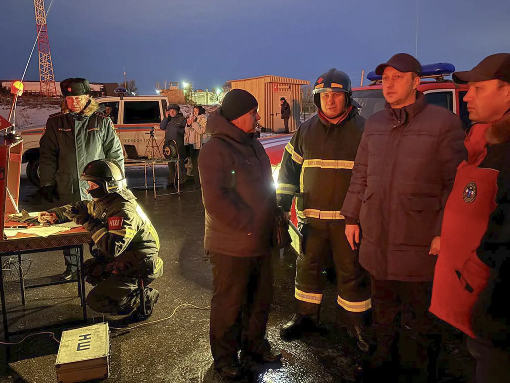 KK26 Saratov - Gubernátor Saratovskej oblasti Roman Busargin (druhý vpravo) sa rozpráva s hasičmi a záchranármi v priemyselnej časti poškodenej po útoku ukrajinských dronov v ruskom Saratove 8. januáara 2025. FOTO TASR/AP
In this photo released by Governor of the Saratov region Roman Busargin telegram channel on Wednesday, Jan. 8, 2025, Governor of the Saratov region Roman Busargin, second right, speaks to firefighters and rescuers at the industrial side damaged after Ukrainian drones' attack in Saratov, Russia. (Governor of the Saratov region Roman Busargin telegram channel via AP)
