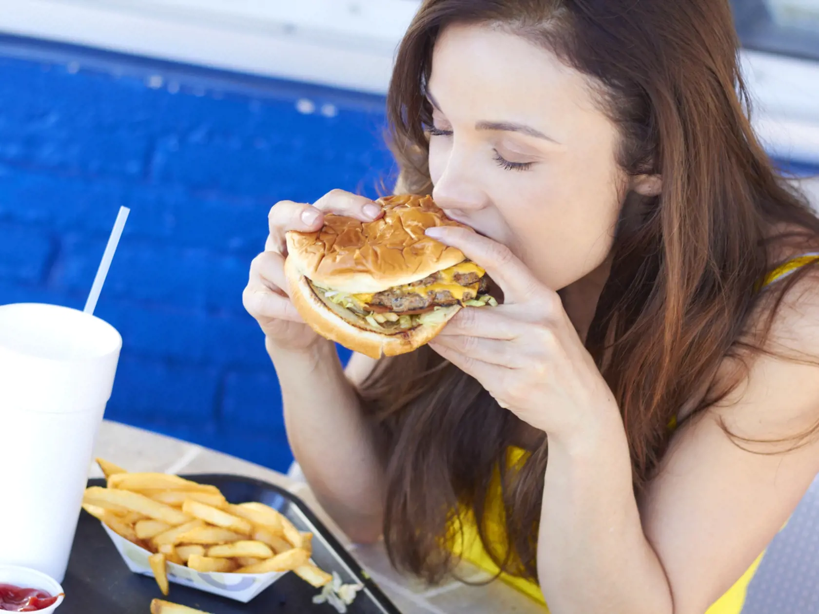 4. Fastfoodové špeciality chudnutiu neprajú.