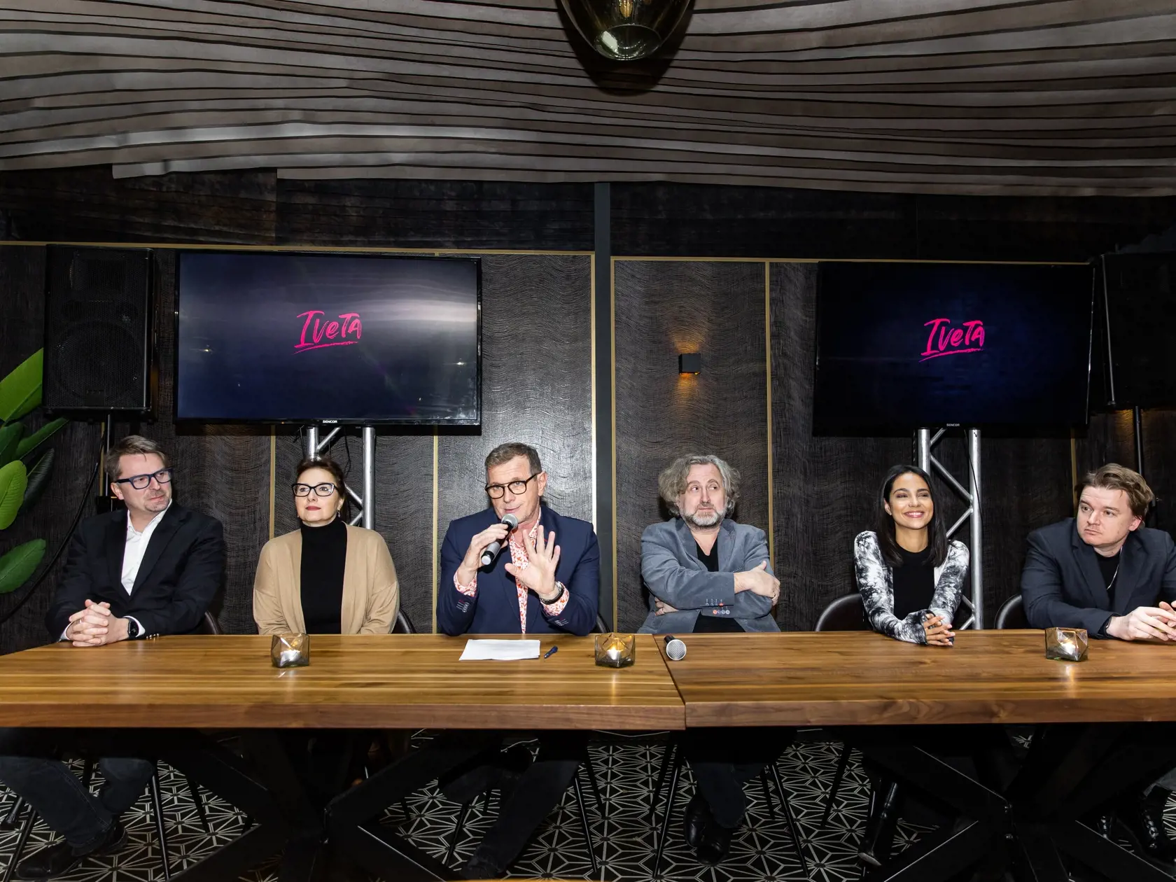 Tlačová konferencia k predstaveniu televízneho seriálu "Iveta" v Bratislave. Na snímke Marcel Grega, Zuzana Mauréry, Vladimír Voštinár, Jan Hřebejk, Alžbeta Ferencová a Petr Kolečko.