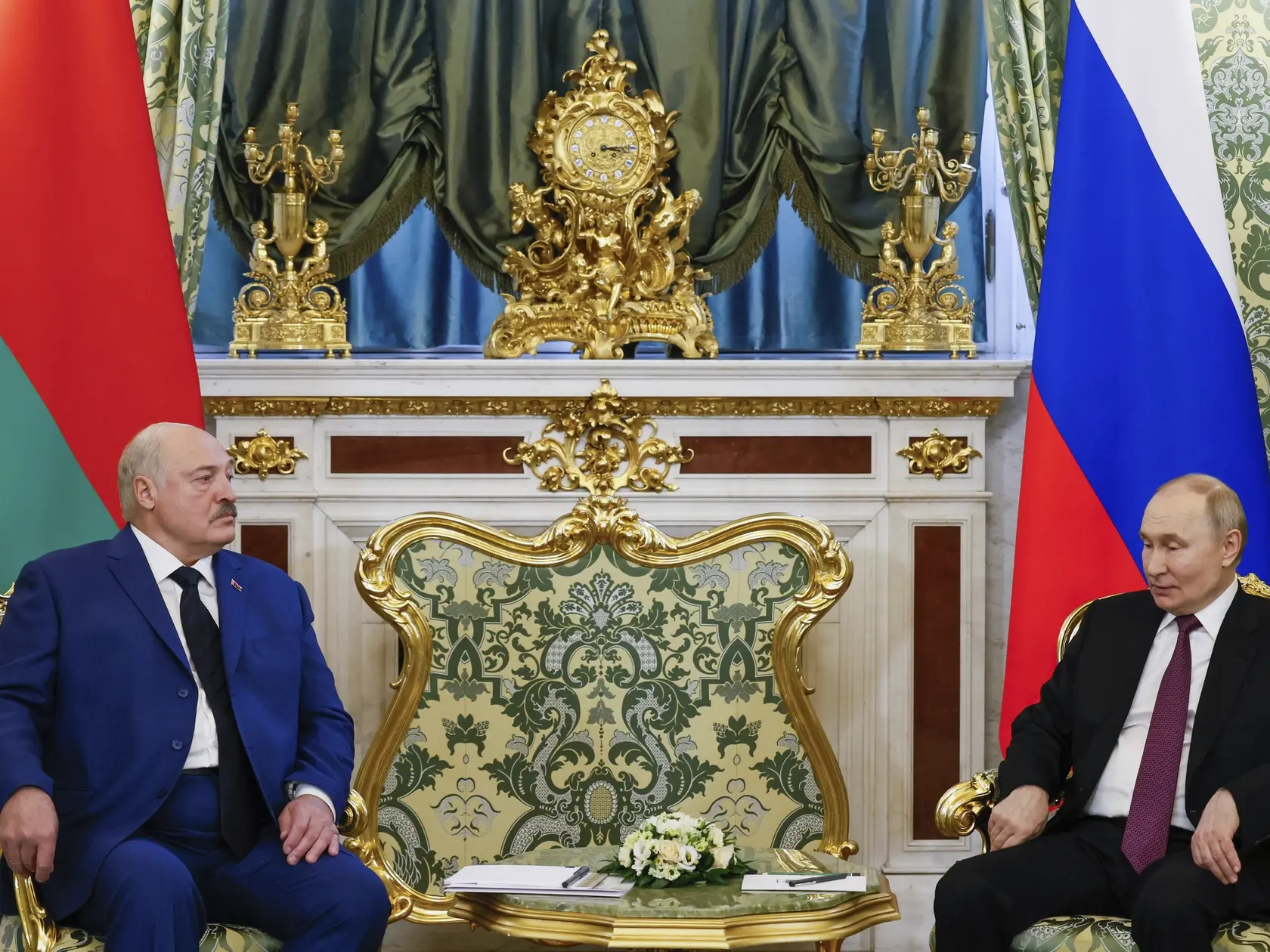 Ruský prezident Vladimir Putin (vpravo) sa rozpráva s bieloruským prezidentom  Alexandrom Lukašenkom počas ich stretnutia v Kremli v Moskve 13. marca 2025.