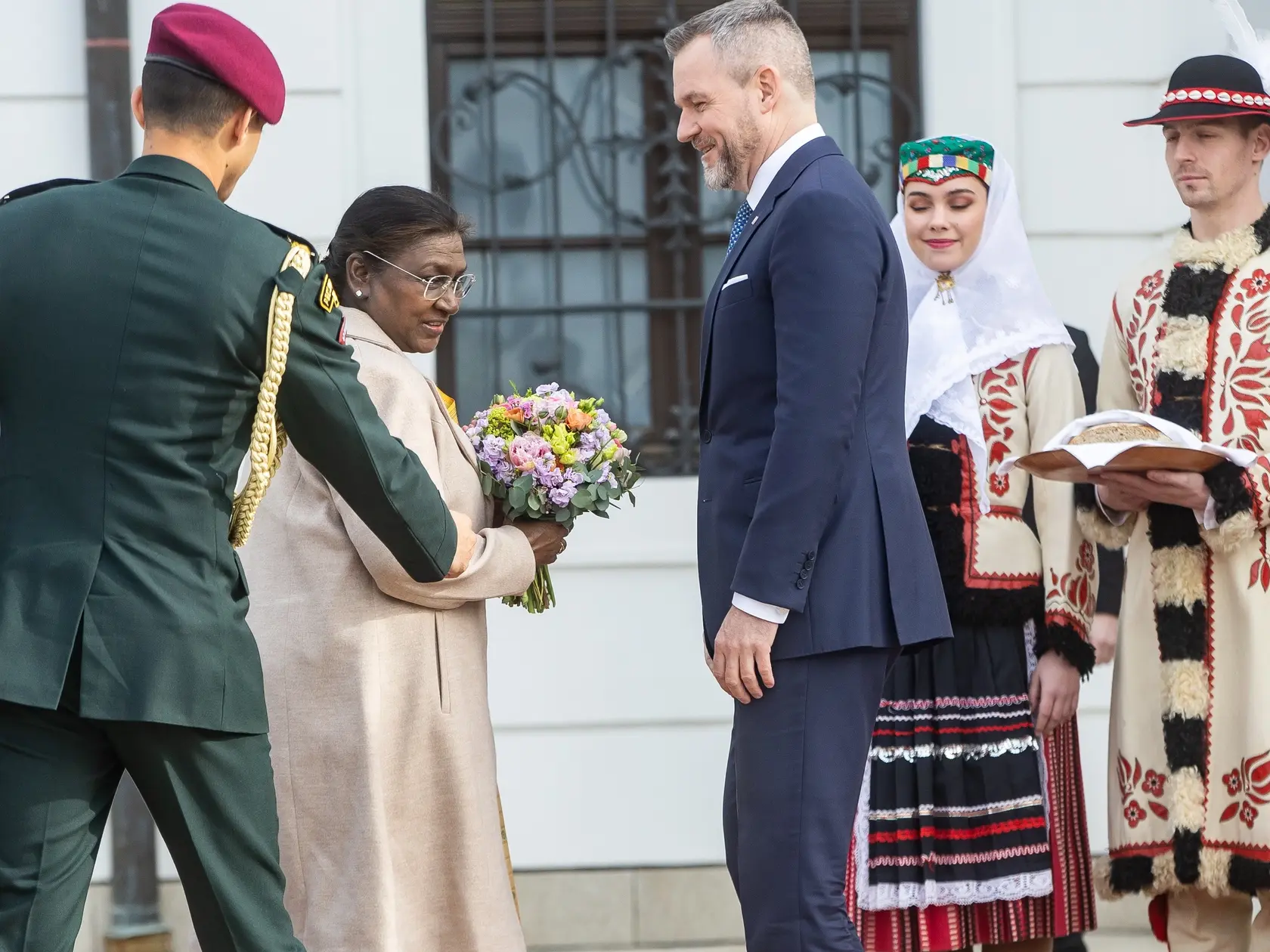 Prezident SR Peter Pellegrini víta v Grasalkovičovom paláci prezidentku Indickej republiky Draupadi Murmúovú.
