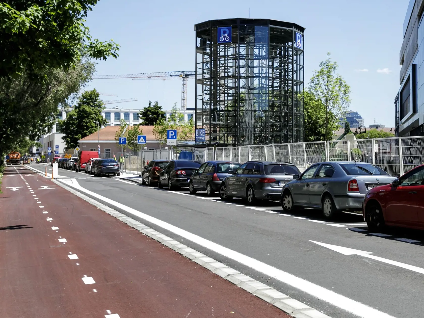 Na snímke cykloveža, ktorá vyrástla pri novej autobusovej Stanici Nivy na Páričkovej ulici. Jej kapacita je 118  bicyklov, ktoré by inak zabrali plochu cca 150 štvorcových metrov. K dispozícii by mala byť po otvorení projektu Stanica Nivy. V Bratislave 3. júna 2021. FOTO TASR - Dano Veselský