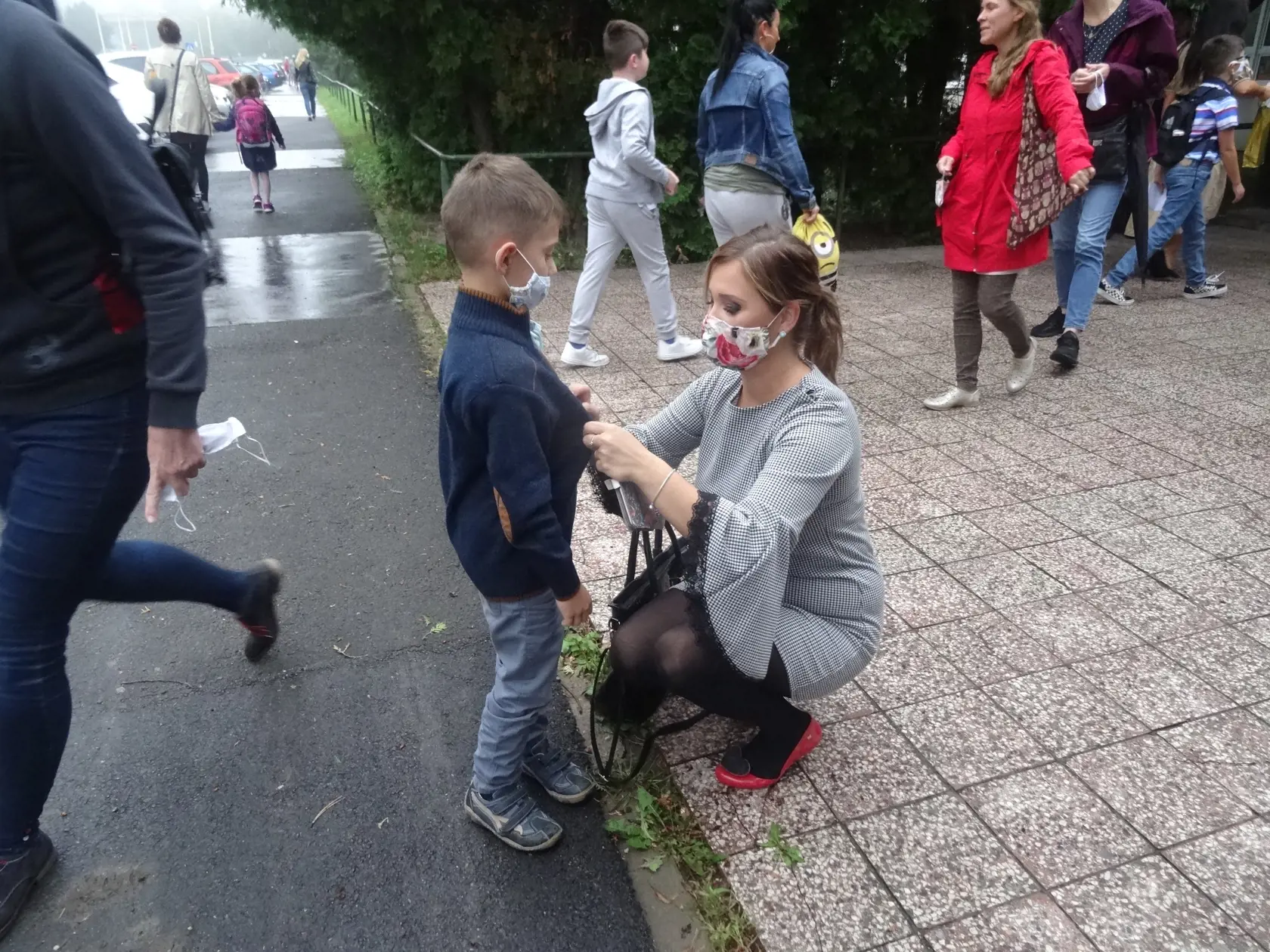 Školy začali nový školský rok aj napriek pandémii koronavírusu. Problémy však spôsobujú nakazení žiaci a učitelia, pre ktorých sa musia zatvárať celé školy.