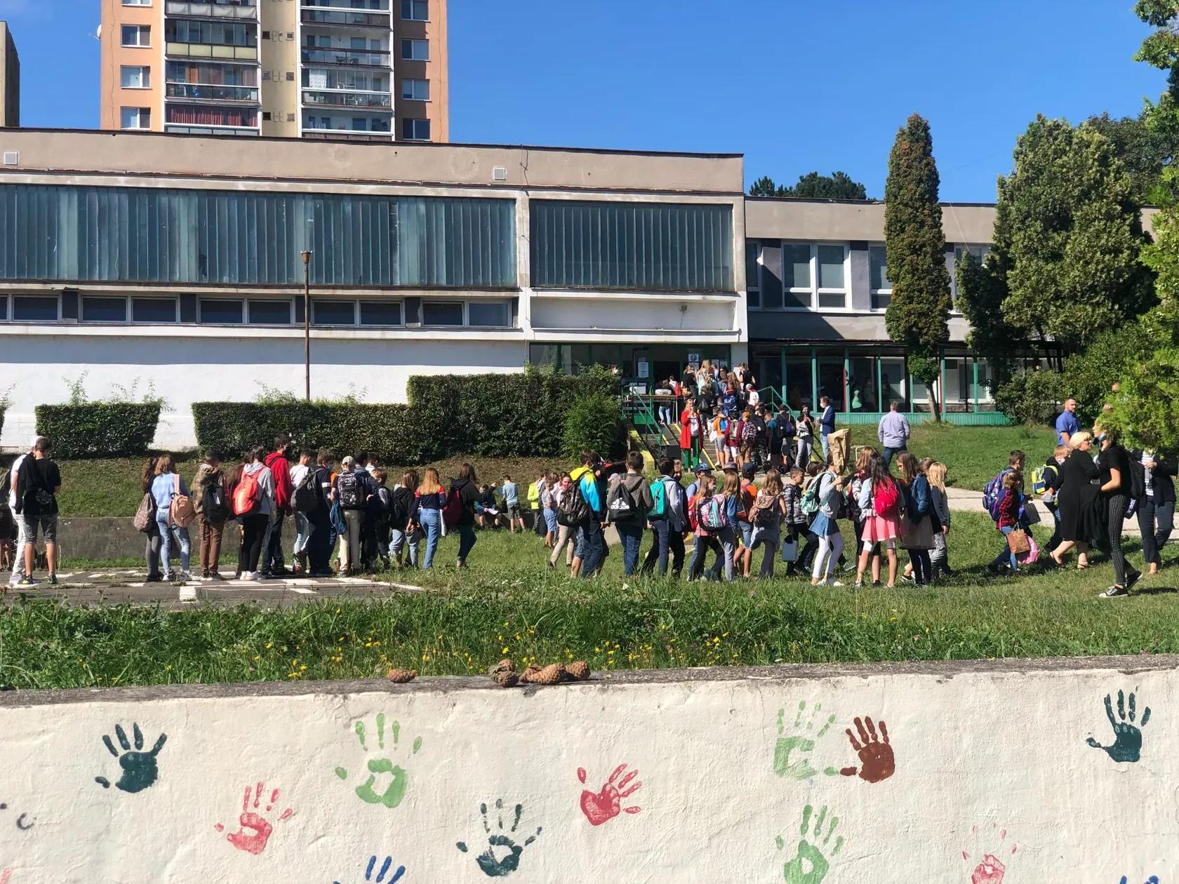Školy začali nový školský rok aj napriek pandémii koronavírusu. Problémy však spôsobujú nakazení žiaci a učitelia, pre ktorých sa musia zatvárať celé školy.