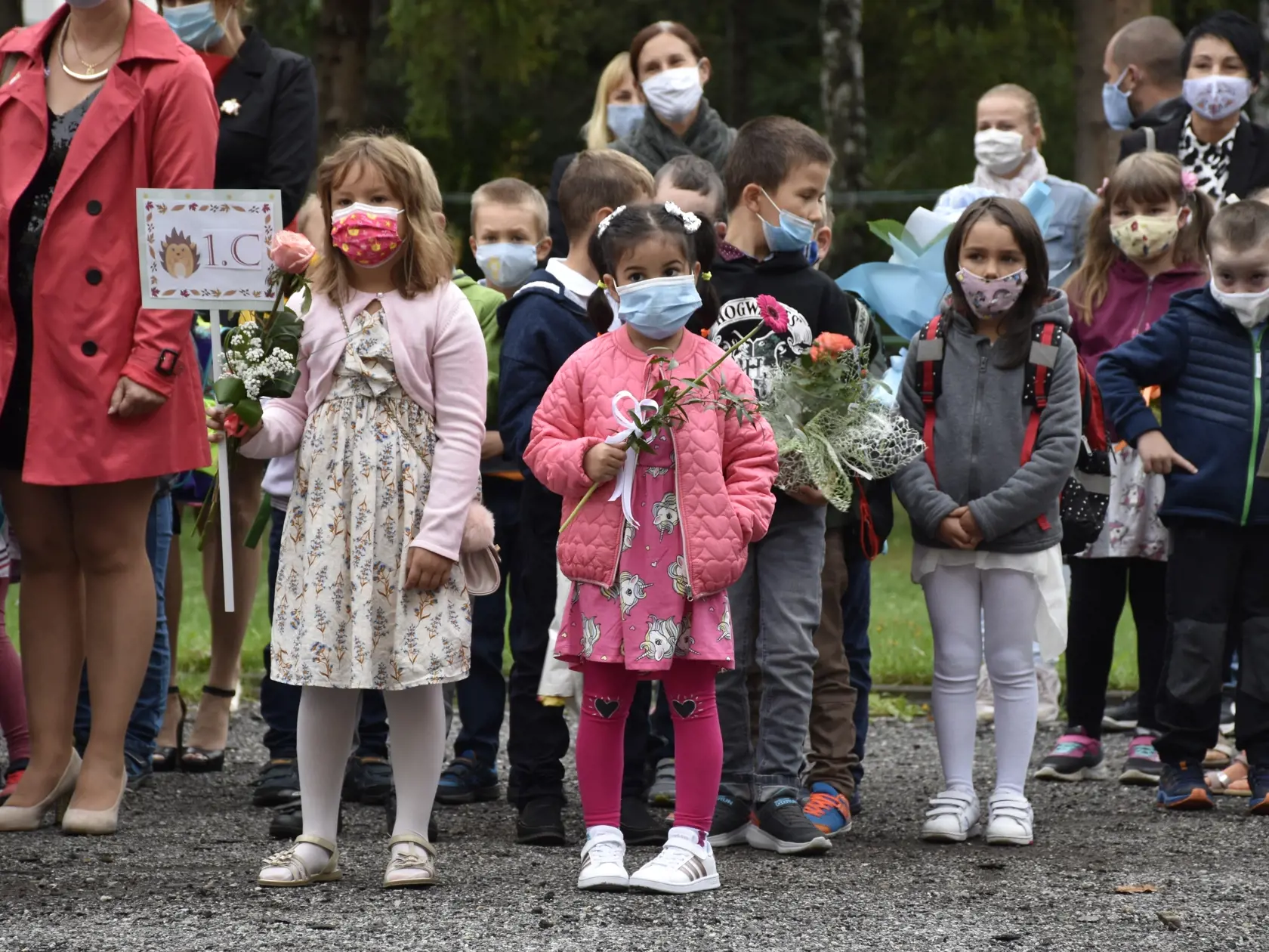 Školy začali nový školský rok aj napriek pandémii koronavírusu. Problémy však spôsobujú nakazení žiaci a učitelia, pre ktorých sa musia zatvárať celé školy.