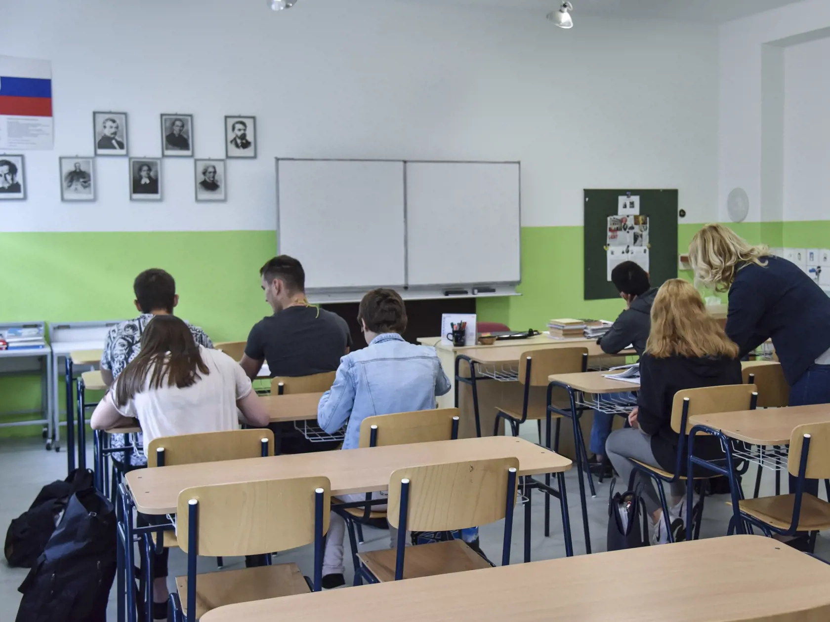 Školy začali nový školský rok aj napriek pandémii koronavírusu. Problémy však spôsobujú nakazení žiaci a učitelia, pre ktorých sa musia zatvárať celé školy.