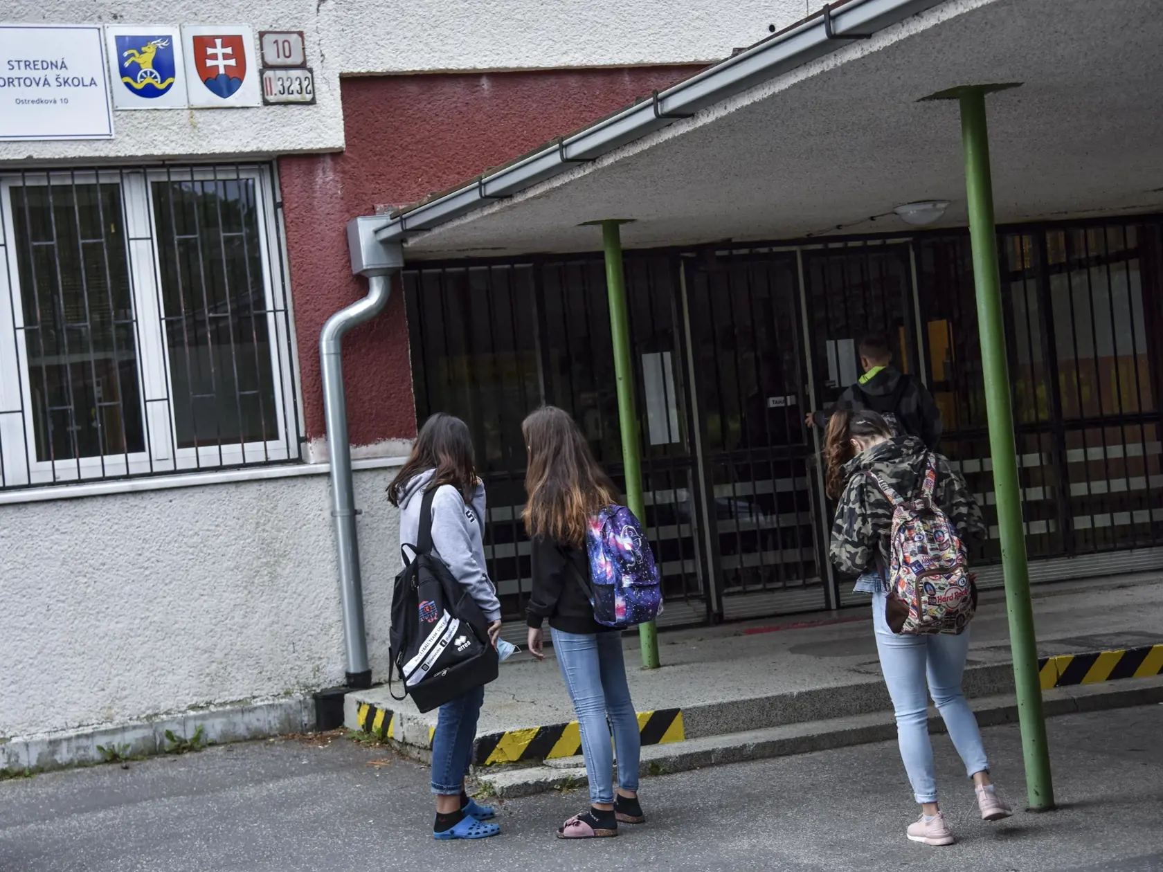 Školy začali nový školský rok aj napriek pandémii koronavírusu. Problémy však spôsobujú nakazení žiaci a učitelia, pre ktorých sa musia zatvárať celé školy.