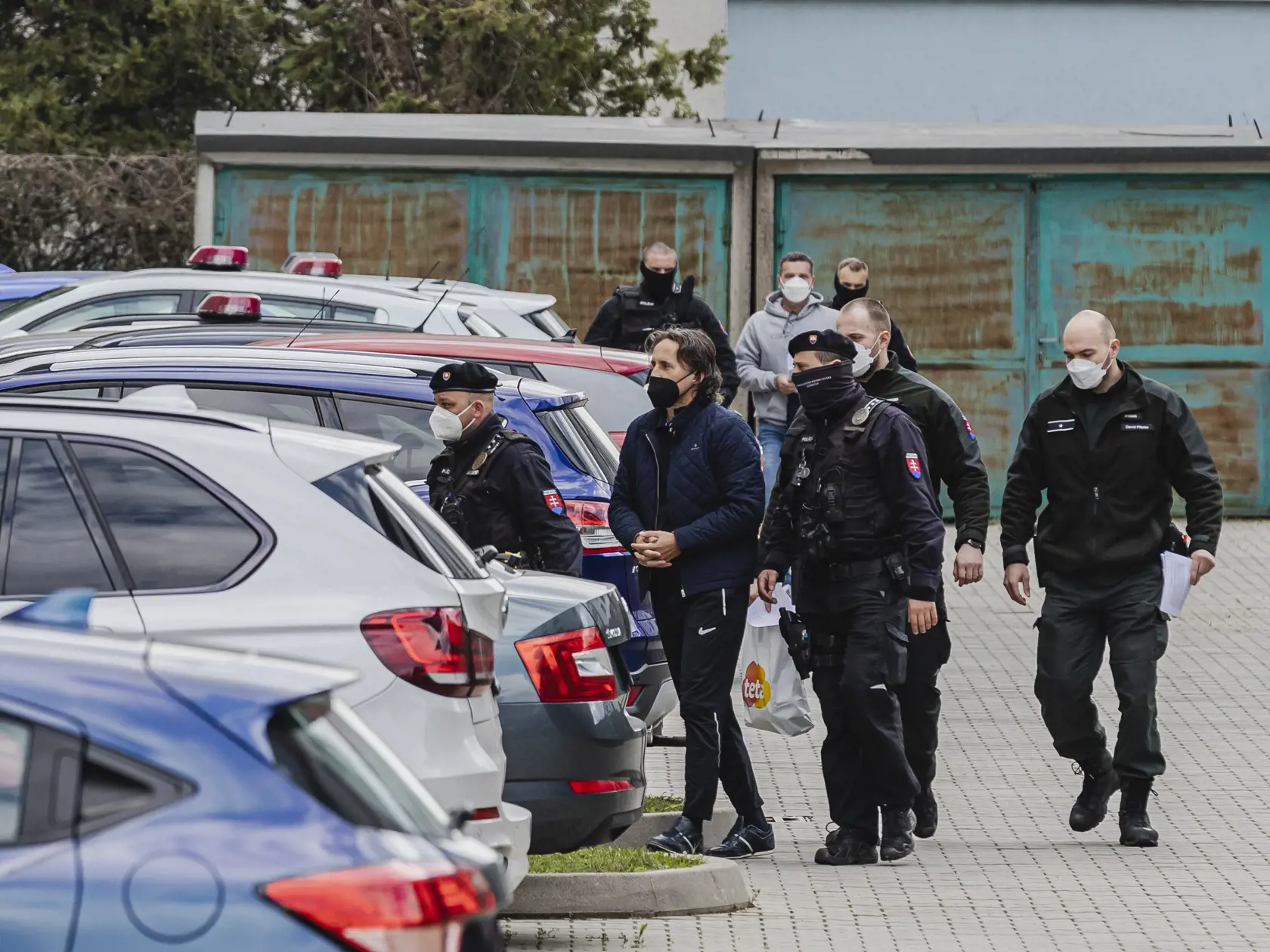 Boris Beňa a Ľudovít Makó boli príslušníkmi ZVJS a Polície SR eskortovaní do budovy Okresného súdu Bratislava III, kde na základe návrhu prokurátora, rozhoduje sudkyňa Iveta Halvoňová o ich vzatí do väzby.
