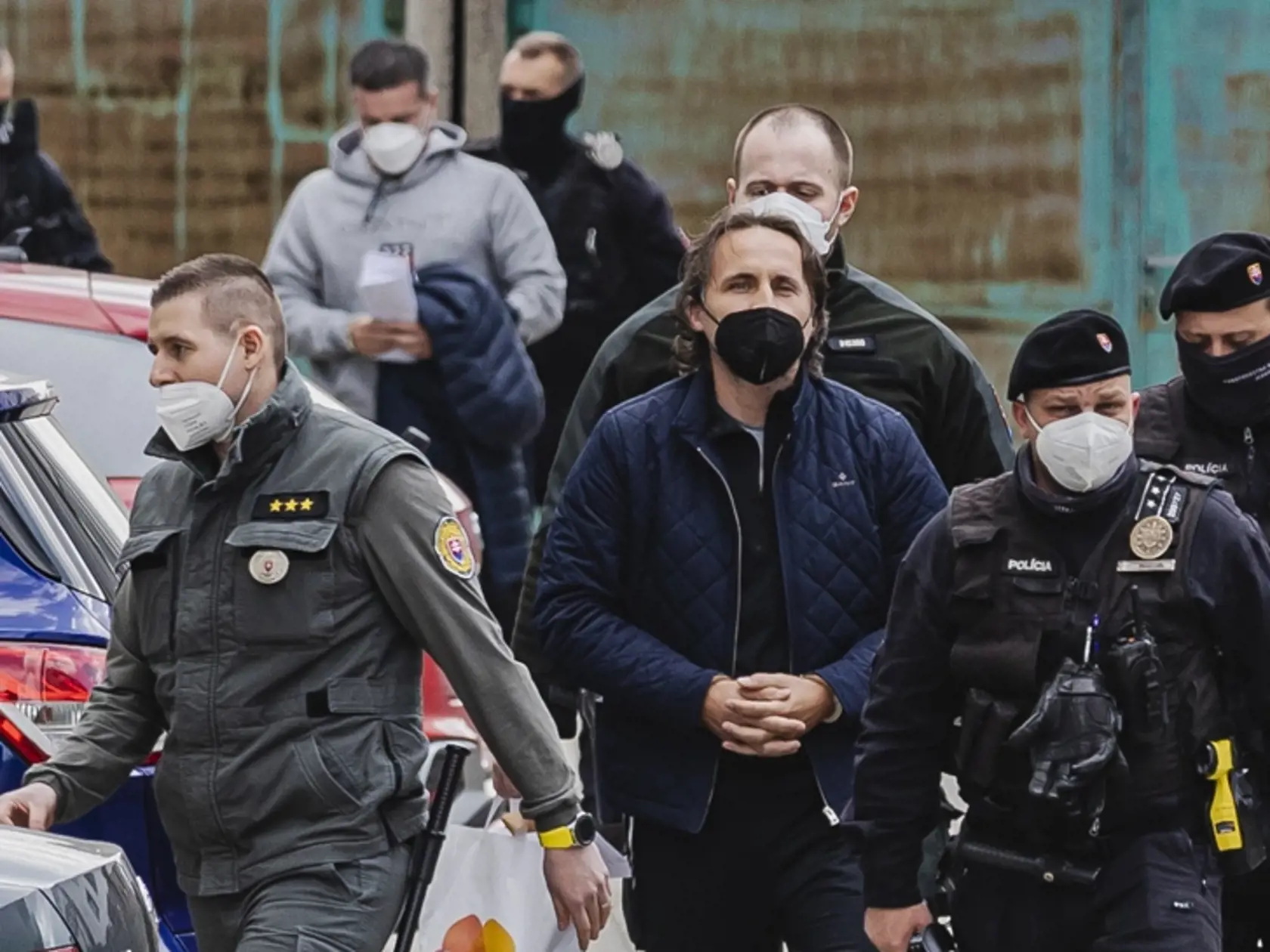 Boris Beňa a Ľudovít Makó boli príslušníkmi ZVJS a Polície SR eskortovaní do budovy Okresného súdu Bratislava III, kde na základe návrhu prokurátora, rozhoduje sudkyňa Iveta Halvoňová o ich vzatí do väzby.