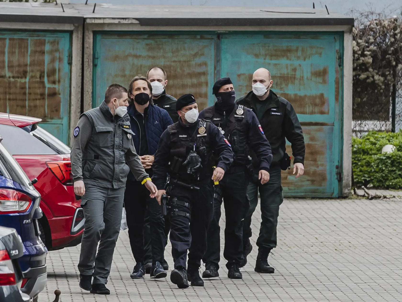 Boris Beňa a Ľudovít Makó boli príslušníkmi ZVJS a Polície SR eskortovaní do budovy Okresného súdu Bratislava III, kde na základe návrhu prokurátora, rozhoduje sudkyňa Iveta Halvoňová o ich vzatí do väzby.