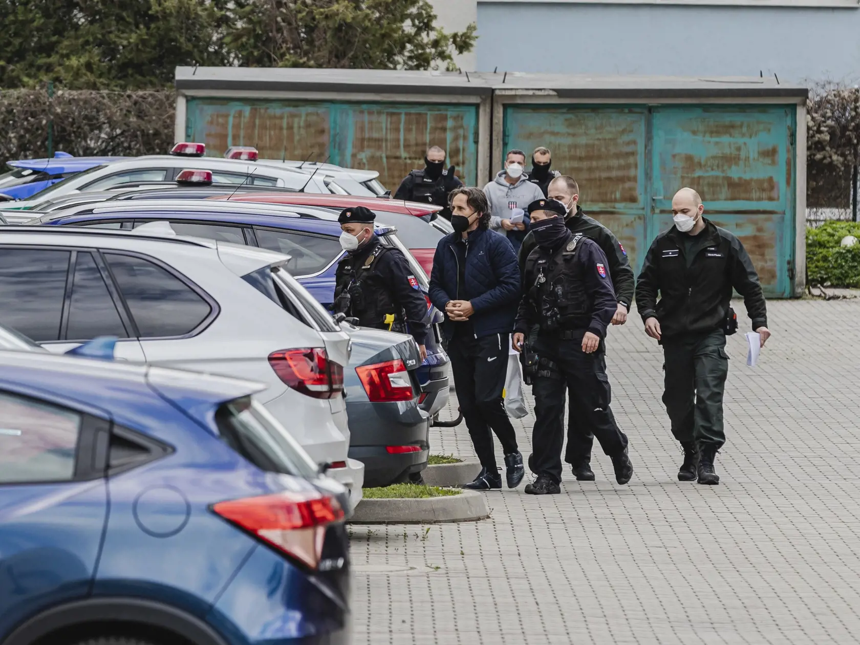 Boris Beňa a Ľudovít Makó boli príslušníkmi ZVJS a Polície SR eskortovaní do budovy Okresného súdu Bratislava III, kde na základe návrhu prokurátora, rozhoduje sudkyňa Iveta Halvoňová o ich vzatí do väzby.