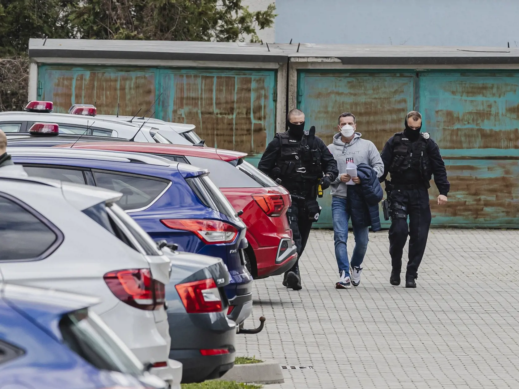 Boris Beňa a Ľudovít Makó boli príslušníkmi ZVJS a Polície SR eskortovaní do budovy Okresného súdu Bratislava III, kde na základe návrhu prokurátora, rozhoduje sudkyňa Iveta Halvoňová o ich vzatí do väzby.