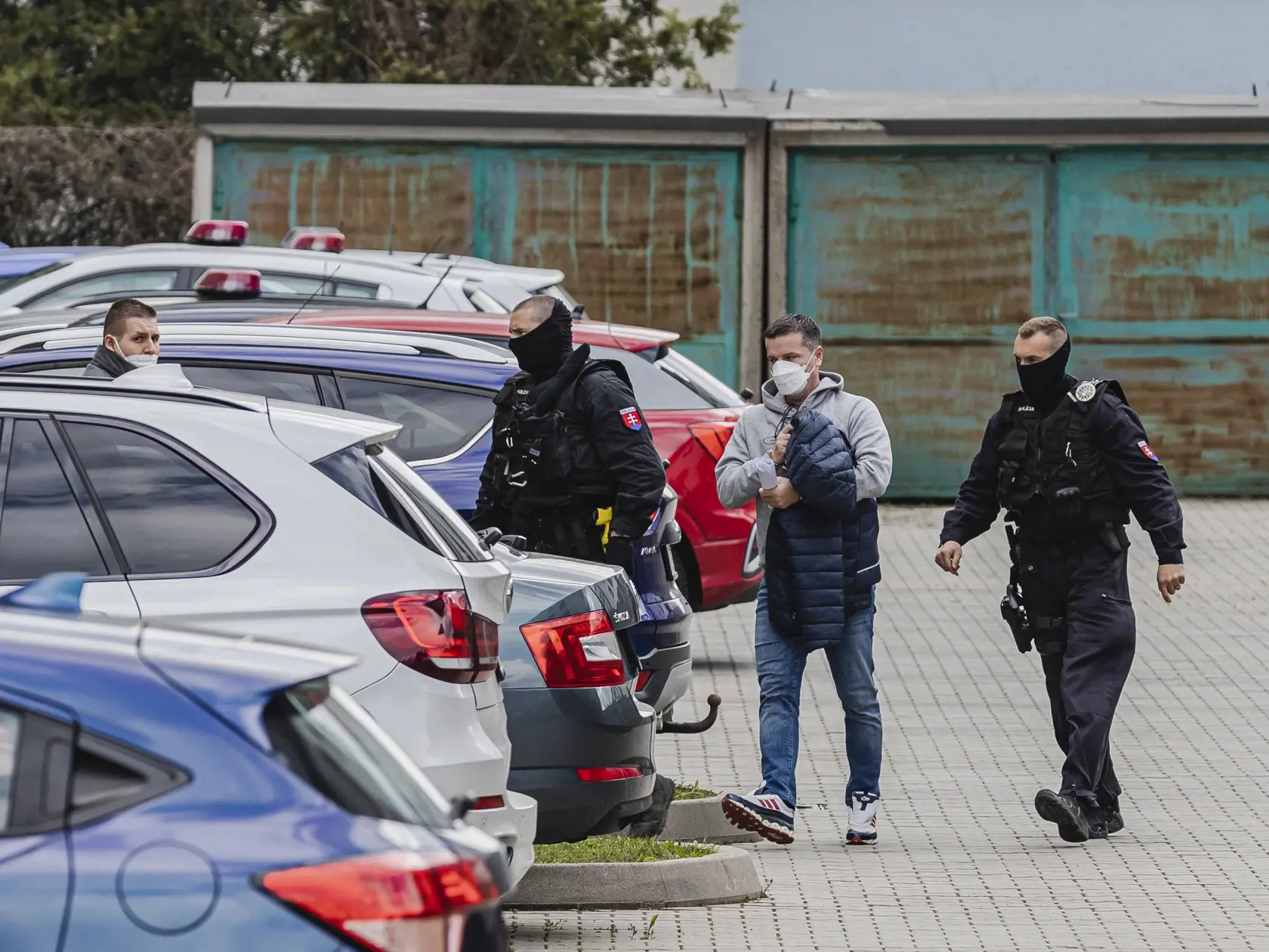 Boris Beňa a Ľudovít Makó boli príslušníkmi ZVJS a Polície SR eskortovaní do budovy Okresného súdu Bratislava III, kde na základe návrhu prokurátora, rozhoduje sudkyňa Iveta Halvoňová o ich vzatí do väzby.