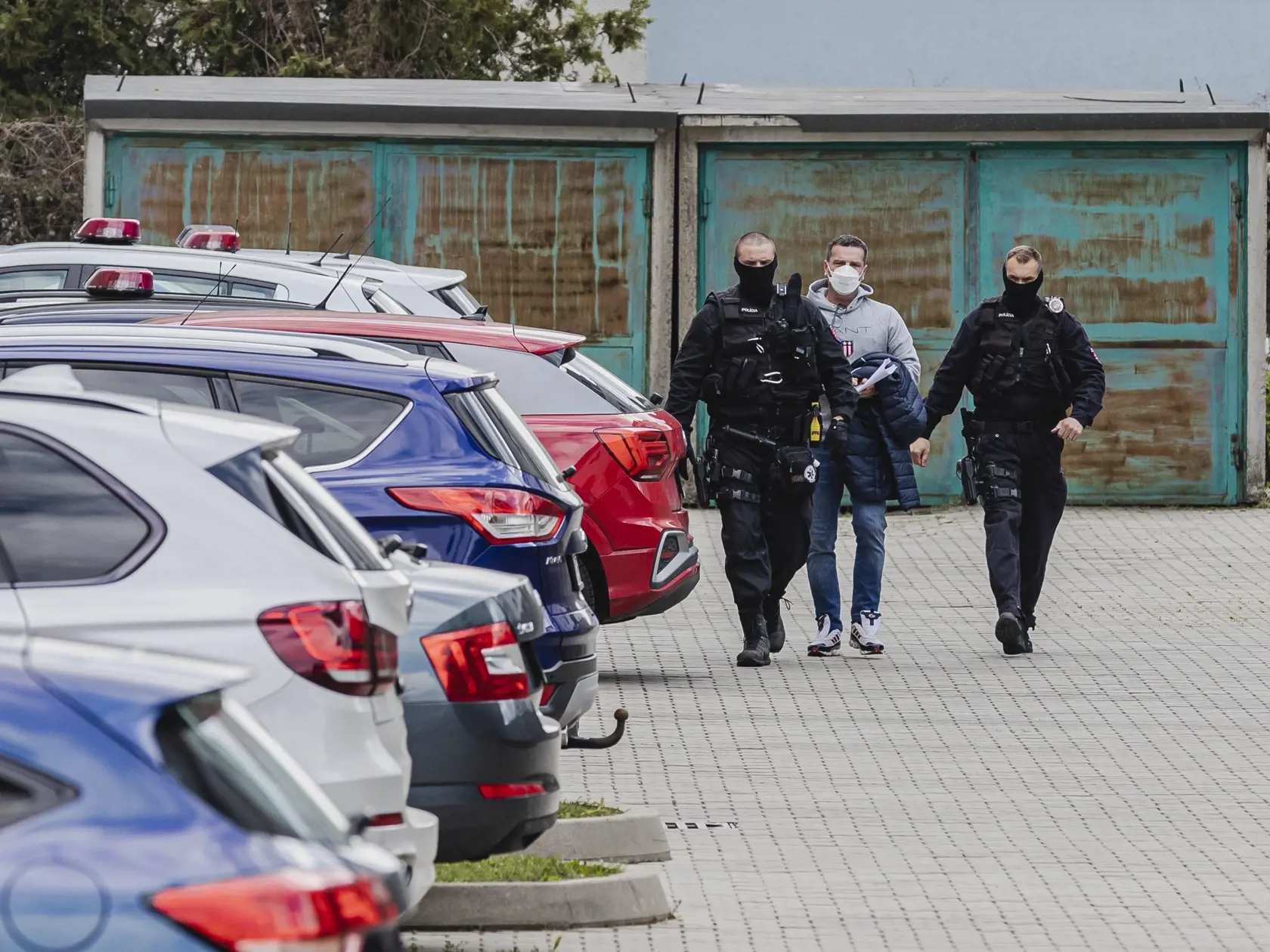 Boris Beňa a Ľudovít Makó boli príslušníkmi ZVJS a Polície SR eskortovaní do budovy Okresného súdu Bratislava III, kde na základe návrhu prokurátora, rozhoduje sudkyňa Iveta Halvoňová o ich vzatí do väzby.