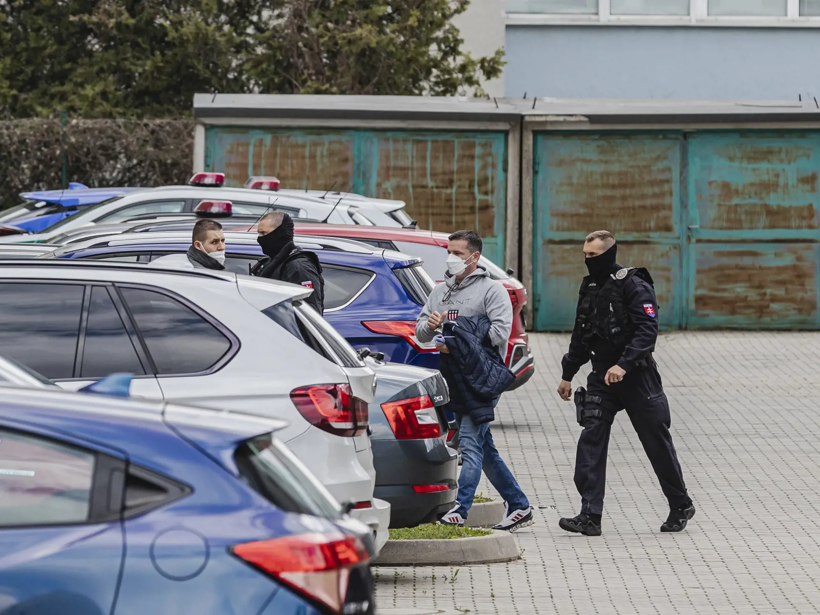 Boris Beňa a Ľudovít Makó boli príslušníkmi ZVJS a Polície SR eskortovaní do budovy Okresného súdu Bratislava III, kde na základe návrhu prokurátora, rozhoduje sudkyňa Iveta Halvoňová o ich vzatí do väzby.