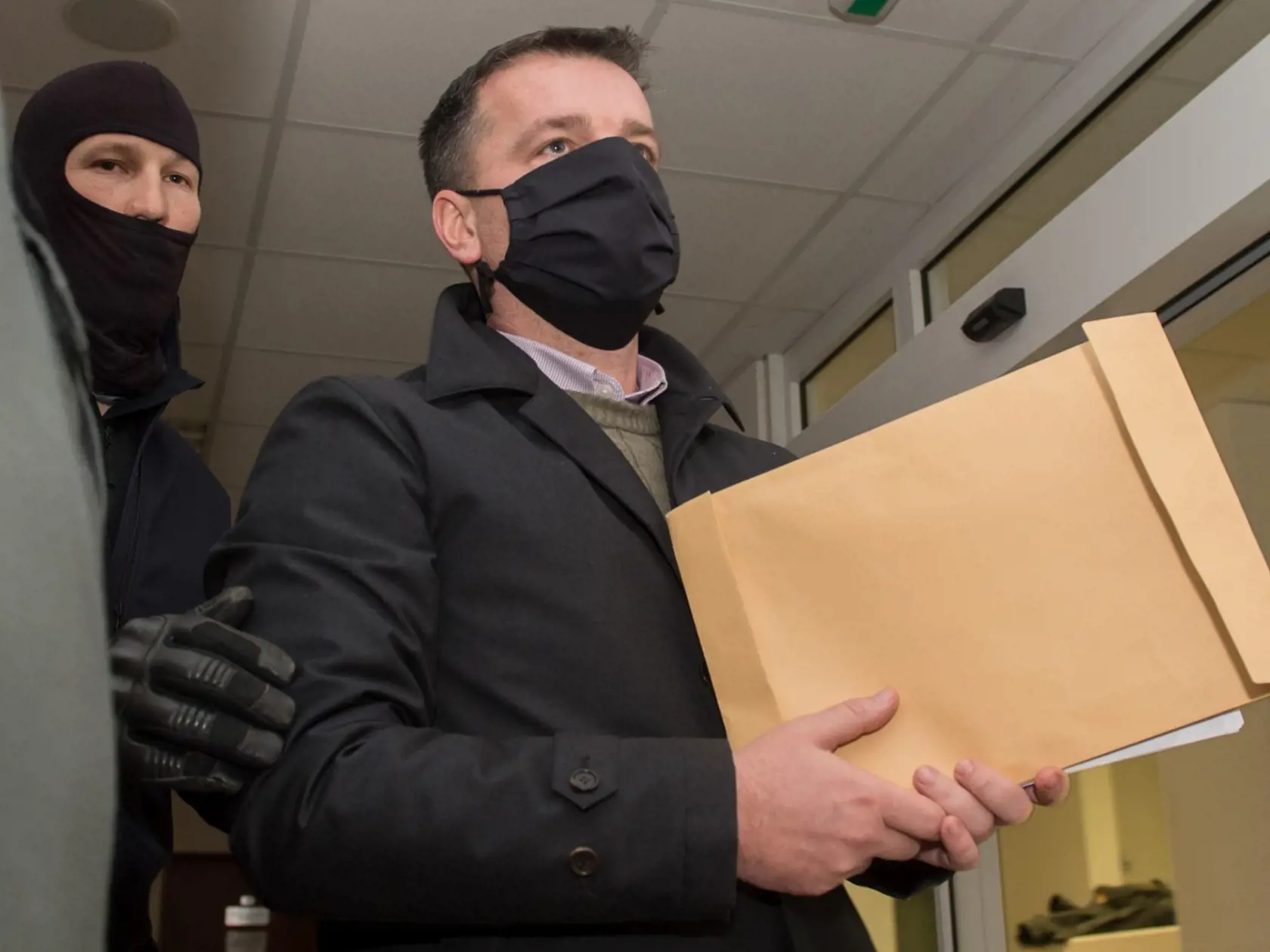 Na snímke námestník riaditeľa SIS Boris B. v sprievode polície na Špecializovanom trestnom súde (ŠTS) v Pezinku 6. decembra 2020. Policajný exprezident Milan L. a ďalšie štyri osoby zadržané v rámci policajnej akcie Judáš budú stíhaní väzobne.