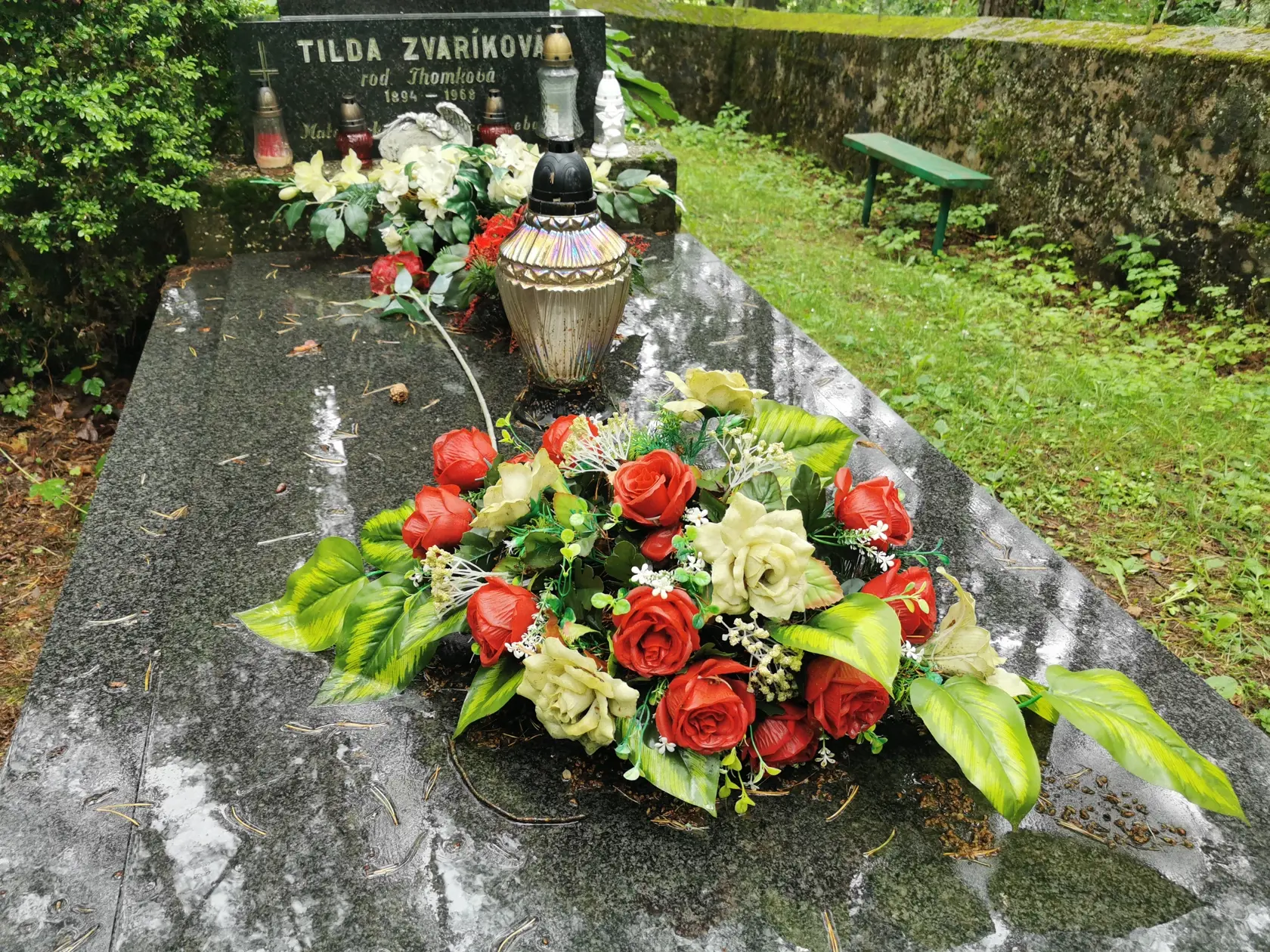 Mama Františka Zvaríka, s ktorou je pochovaný v jednom hrobe, bola zemianka od Thomkovcov.