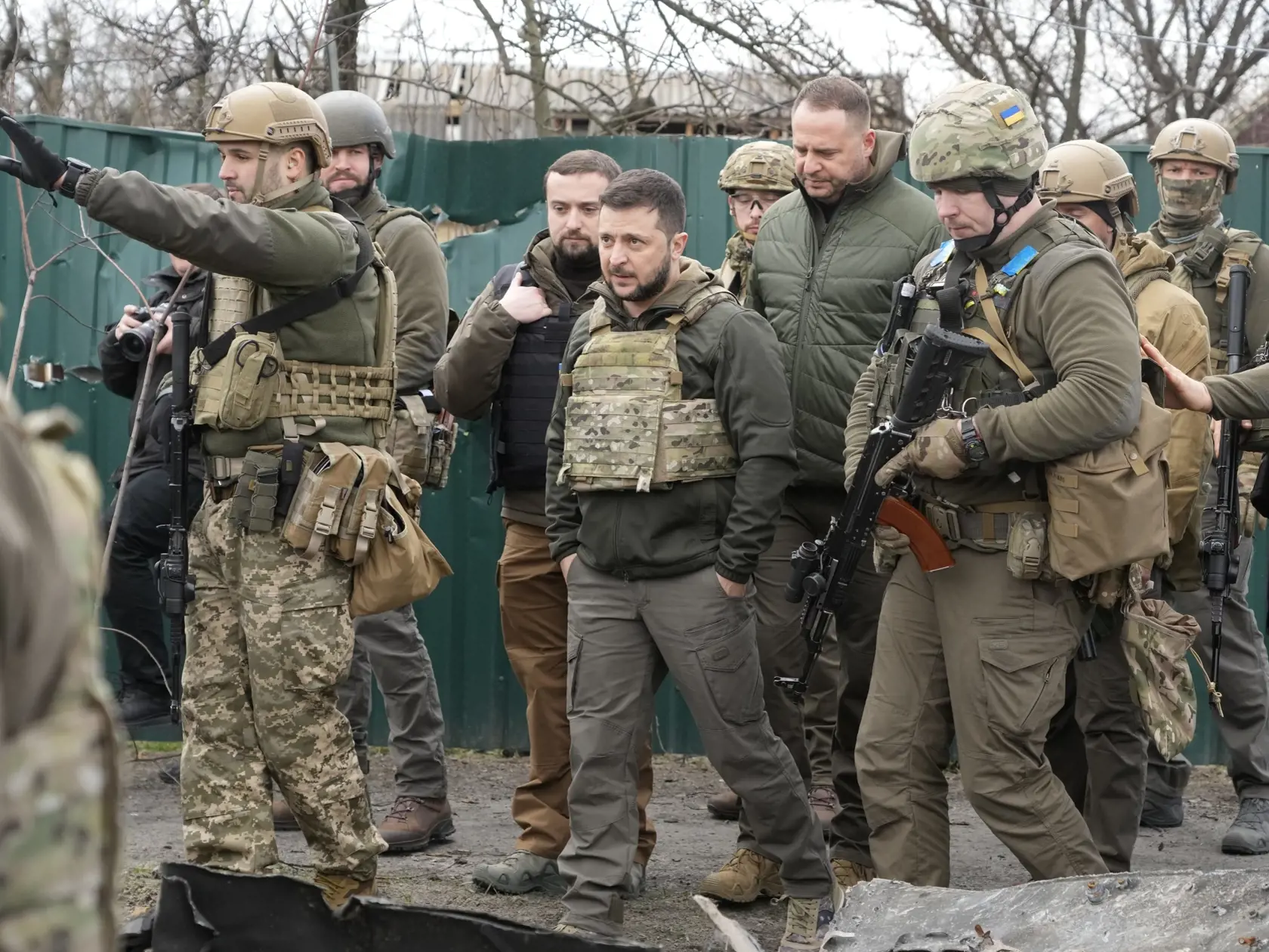 EBE 14 Buča - Na snímke uprostred ukrajinský prezident Volodymyr Zelenskyj počas návštevy mesta Buča v Kyjevskej oblasti, v ktorom sa po minulotýždňovom odchode ruských jednotiek - podľa správ ukrajinských činiteľov - našli telá približne 340 civilistov v pondelok 4. apríla 2022. FOTO TASR/AP

Ukrainian President Volodymyr Zelenskyy examines the site of a recent battle in Bucha close to Kyiv, Ukraine, Monday, Apr. 4, 2022. Russia is facing a fresh wave of condemnation after evidence emerged of w