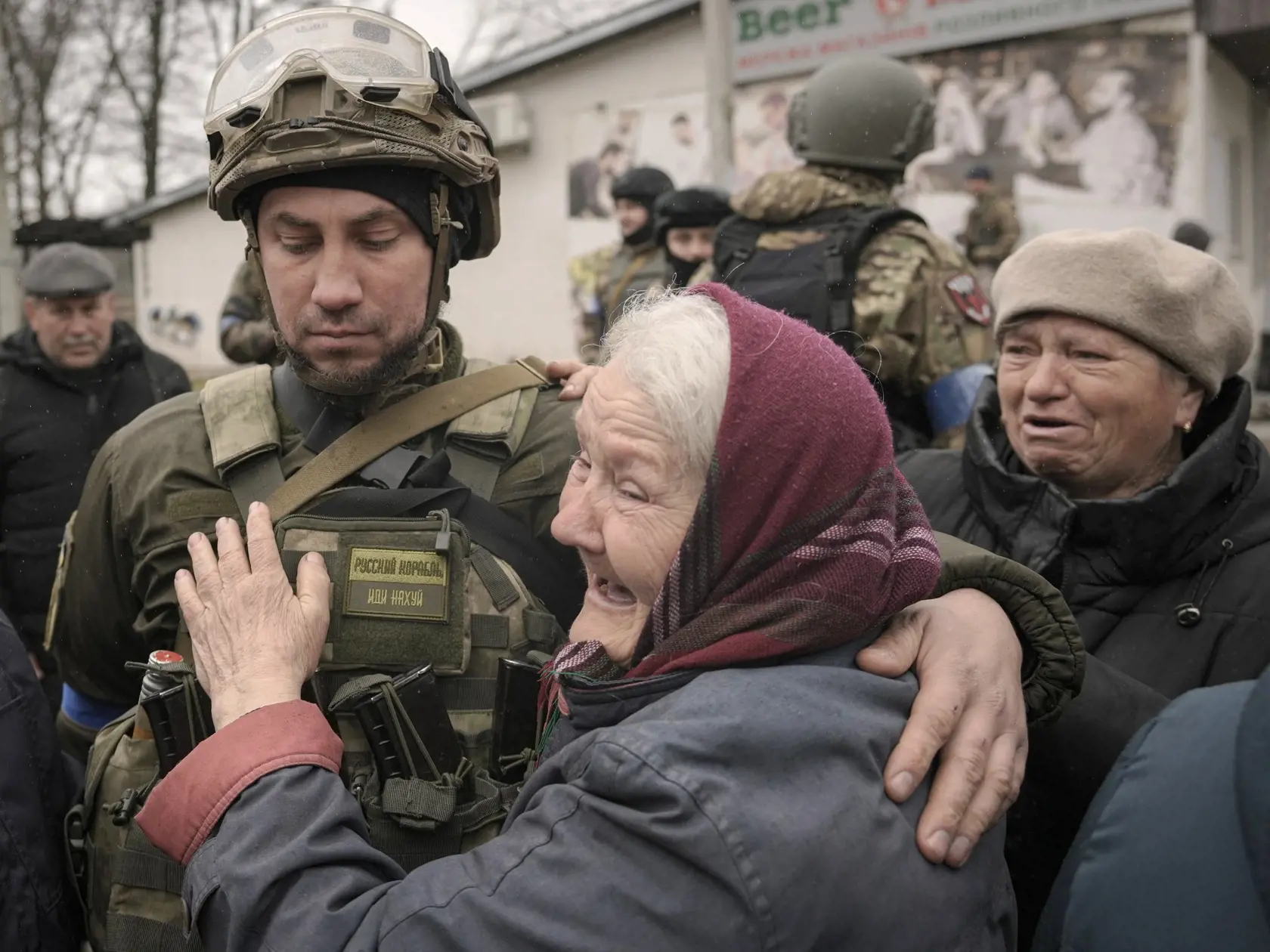 KK46 Buča -Žena objíma ukrajinského vojaka po príchode vojenského konvoja a konvoja vozidiel s humanitárnou a ostatnou pomocou v meste Buča pri Kyjeve počas 38. dňa ruskej invázie na Ukrajinu v sobotu 2. apríla 2022. Ukrajinský minister zahraničných vecí Dmytro Kuleba žiada členské štáty G7, aby v reakcii na vraždenie civilistov v ukrajinskom meste Buča okamžite prijali nové sankcie voči Rusku. Podľa agentúry AFP to Kuleba uviedol vo svojom tweete zverejnenom v nedeľu. "Masakry v Buči boli úmyse