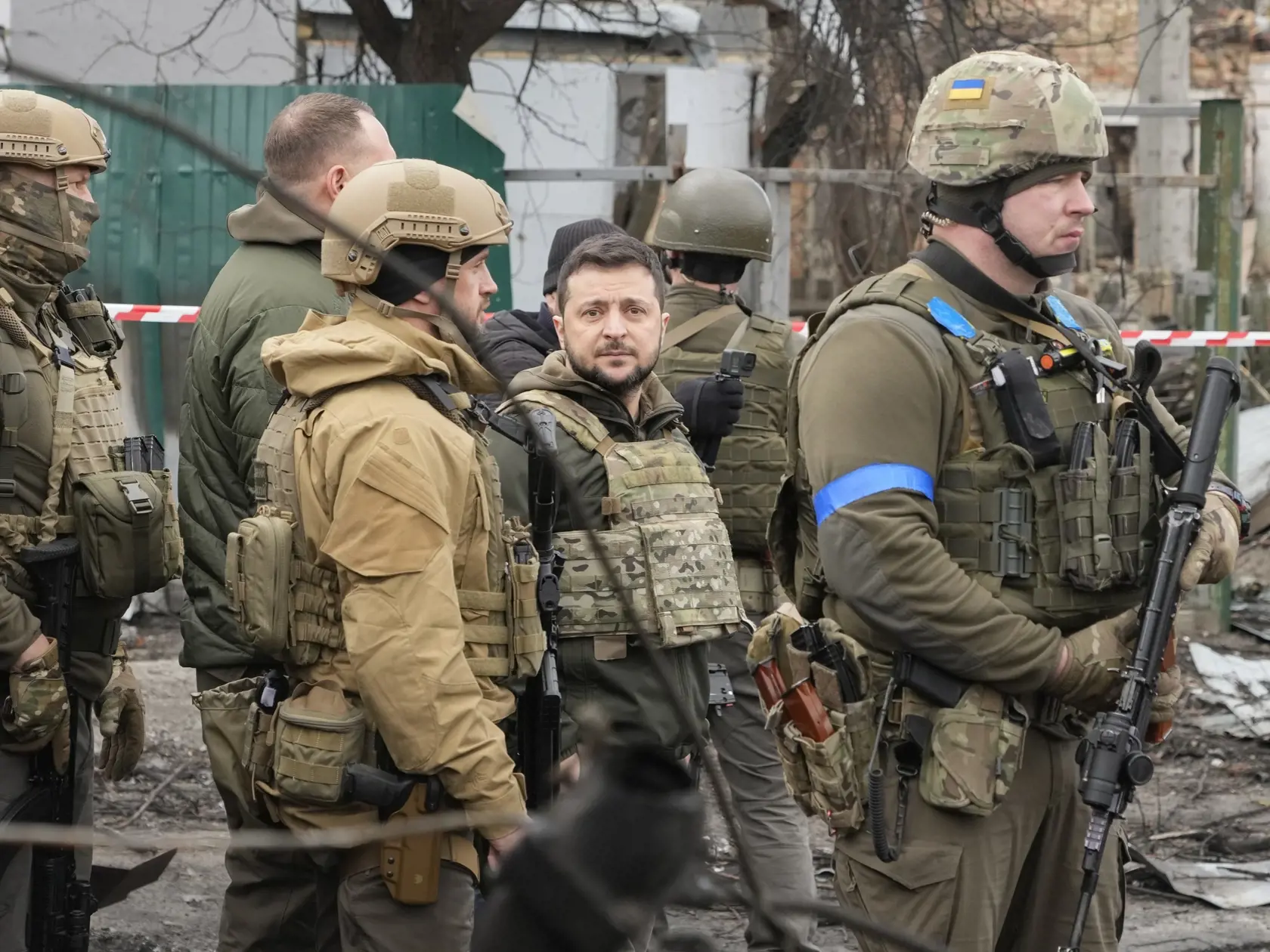 EBE 15 Buča - Na snímke uprostred ukrajinský prezident Volodymyr Zelenskyj počas návštevy mesta Buča v Kyjevskej oblasti, v ktorom sa po minulotýždňovom odchode ruských jednotiek - podľa správ ukrajinských činiteľov - našli telá približne 340 civilistov v pondelok 4. apríla 2022. FOTO TASR/AP

Ukrainian President Volodymyr Zelenskyy examines the site of a recent battle, in Bucha close to Kyiv, Ukraine, Monday, Apr. 4, 2022. Russia is facing a fresh wave of condemnation after evidence emerged of 