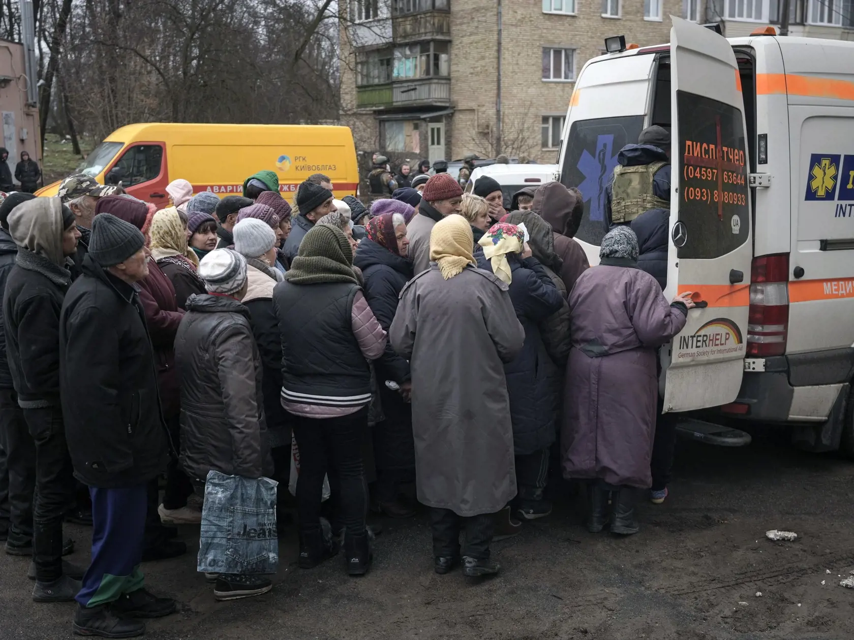 KK47 Buča - Ľudia čakajú na lieky po príchode vojenského konvoja a konvoja vozidiel s humanitárnou a ostatnou pomocou v meste Buča pri Kyjeve počas 38. dňa ruskej invázie na Ukrajinu v sobotu 2. apríla 2022. Ukrajinský minister zahraničných vecí Dmytro Kuleba žiada členské štáty G7, aby v reakcii na vraždenie civilistov v ukrajinskom meste Buča okamžite prijali nové sankcie voči Rusku. Podľa agentúry AFP to Kuleba uviedol vo svojom tweete zverejnenom v nedeľu. "Masakry v Buči boli úmyselné. Rusi