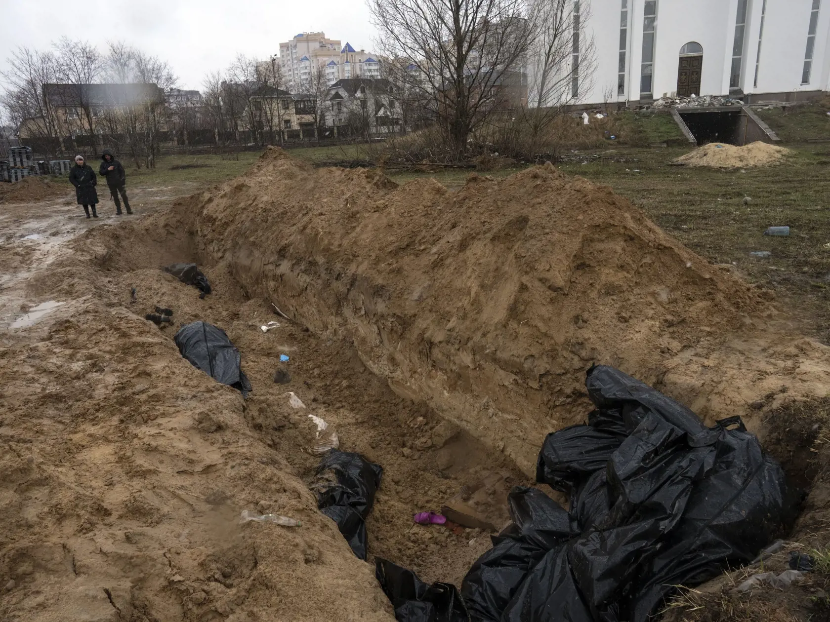 Ukrajinskí záchranári objavili za kostolom v centre mesta Buča asi 17-metrový zákop, v ktorom našli 57 tiel. Niektoré z nich boli v čiernych plastových vreciach, zatiaľ čo ostatné boli v civilnom odeve.