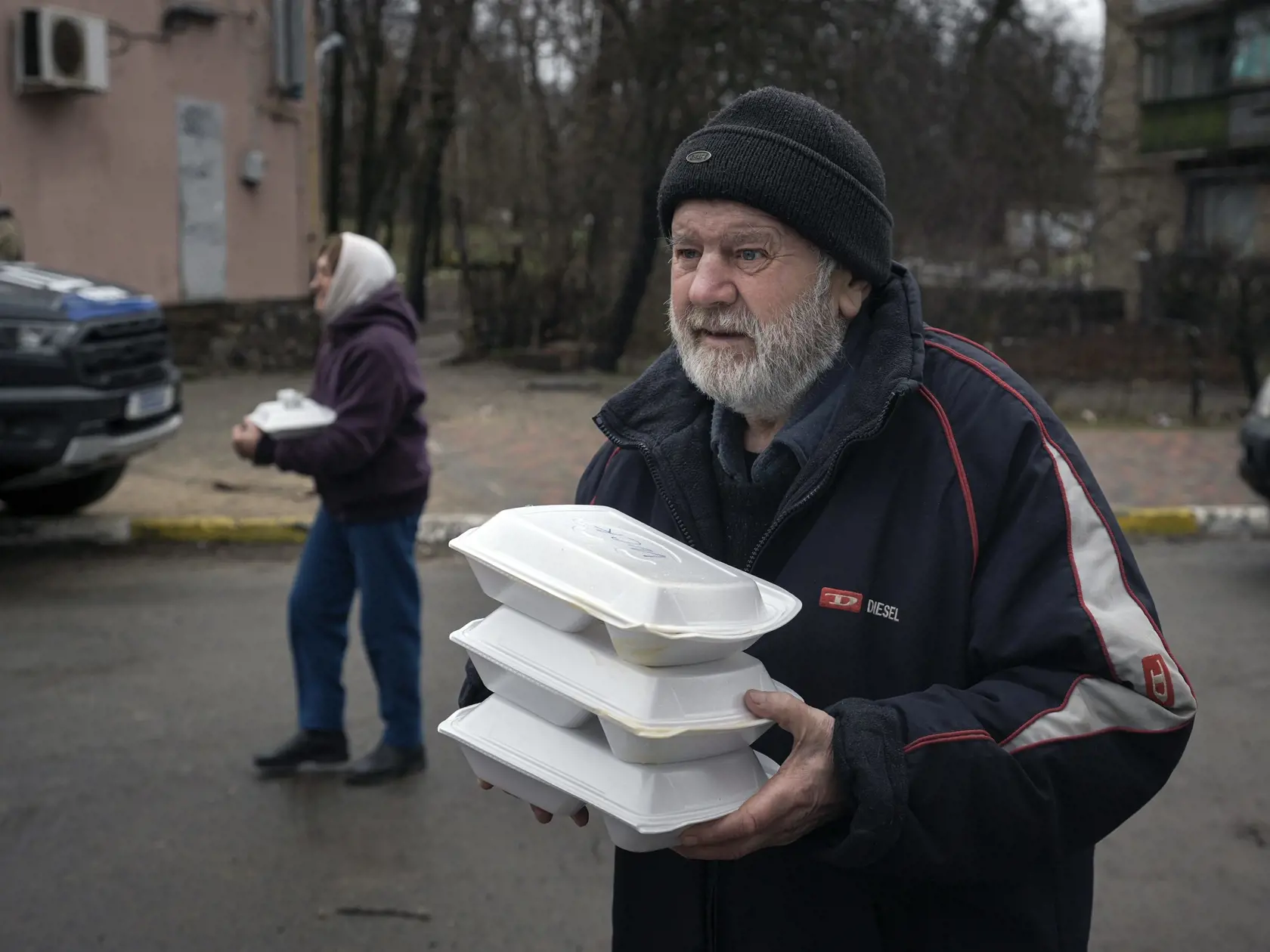 KK51 Buča - Ľudia si nesú teplé jedlo po príchode vojenského konvoja a konvoja vozidiel s humanitárnou a ostatnou pomocou v meste Buča pri Kyjeve počas 38. dňa ruskej invázie na Ukrajinu v sobotu 2. apríla 2022. Ukrajinský minister zahraničných vecí Dmytro Kuleba žiada členské štáty G7, aby v reakcii na vraždenie civilistov v ukrajinskom meste Buča okamžite prijali nové sankcie voči Rusku. Podľa agentúry AFP to Kuleba uviedol vo svojom tweete zverejnenom v nedeľu. "Masakry v Buči boli úmyselné. 